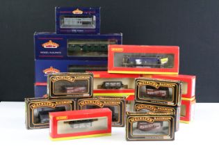 16 Boxed OO gauge items of rolling stock to include 5 x Hornby, 4 x Bachmann and 6 x Palitoy