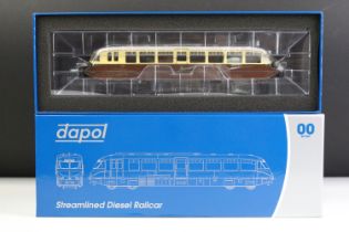 Boxed Dapol OO gauge 4D-011-000 Streamlined Railcar 11 Lined choc & cream GWR monogram locomotive