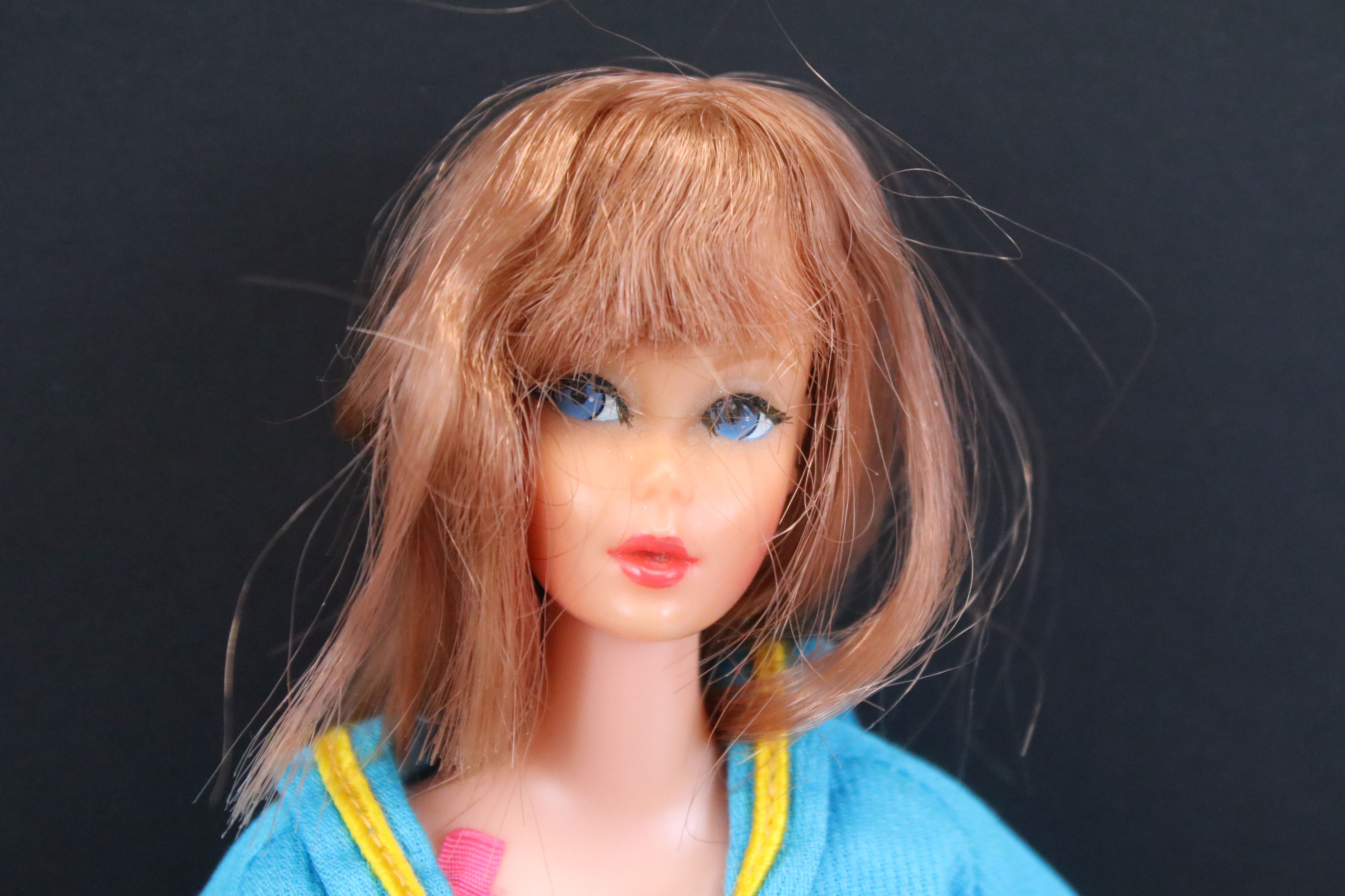 Collection of Barbie dolls and accessories to include 1 x Barbie doll in blue dress with auburn hair - Image 2 of 7