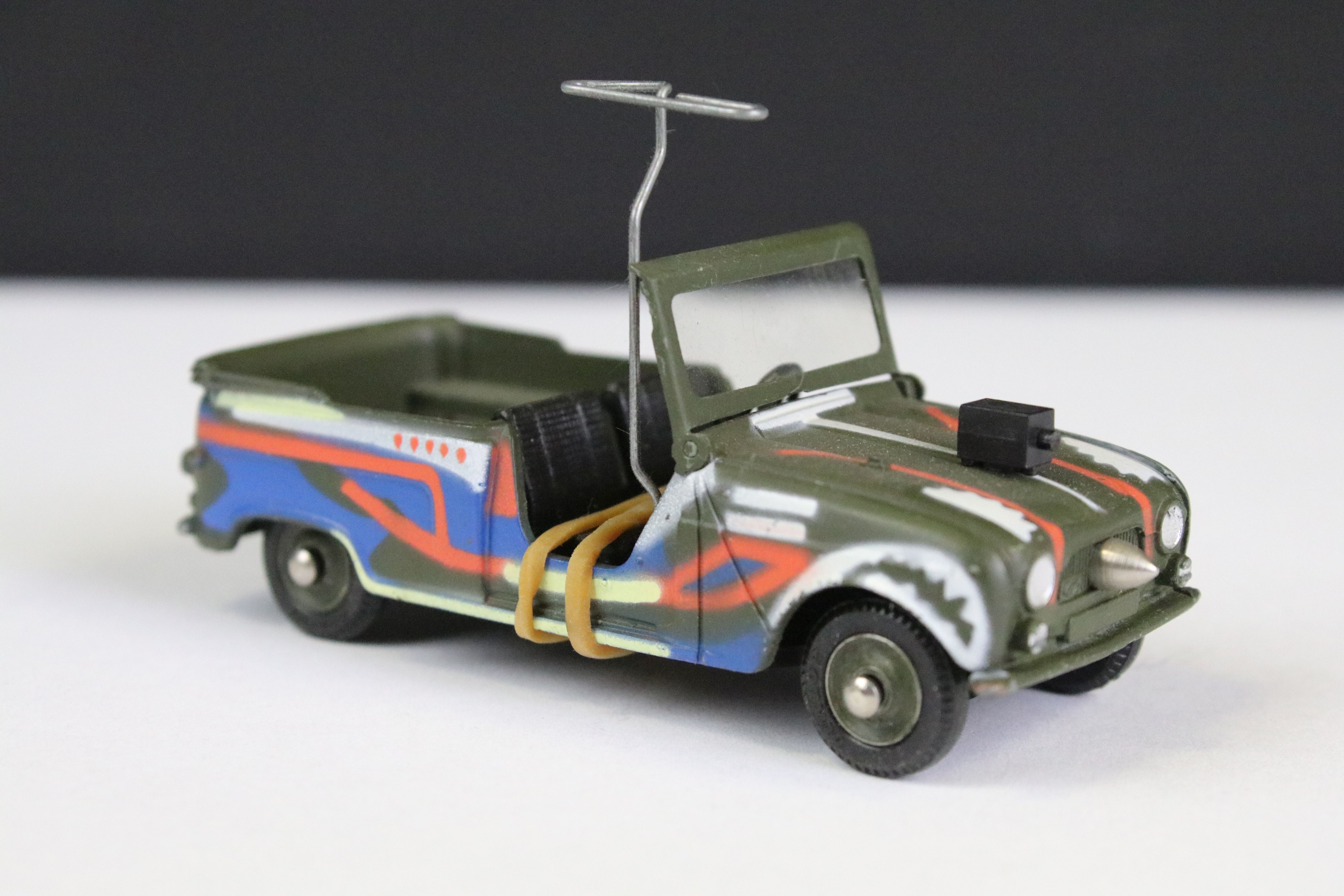 Boxed French Dinky 1406 Renault Sinpar 4x4 "Michael Tanguy" diecast model in military green with - Bild 2 aus 5