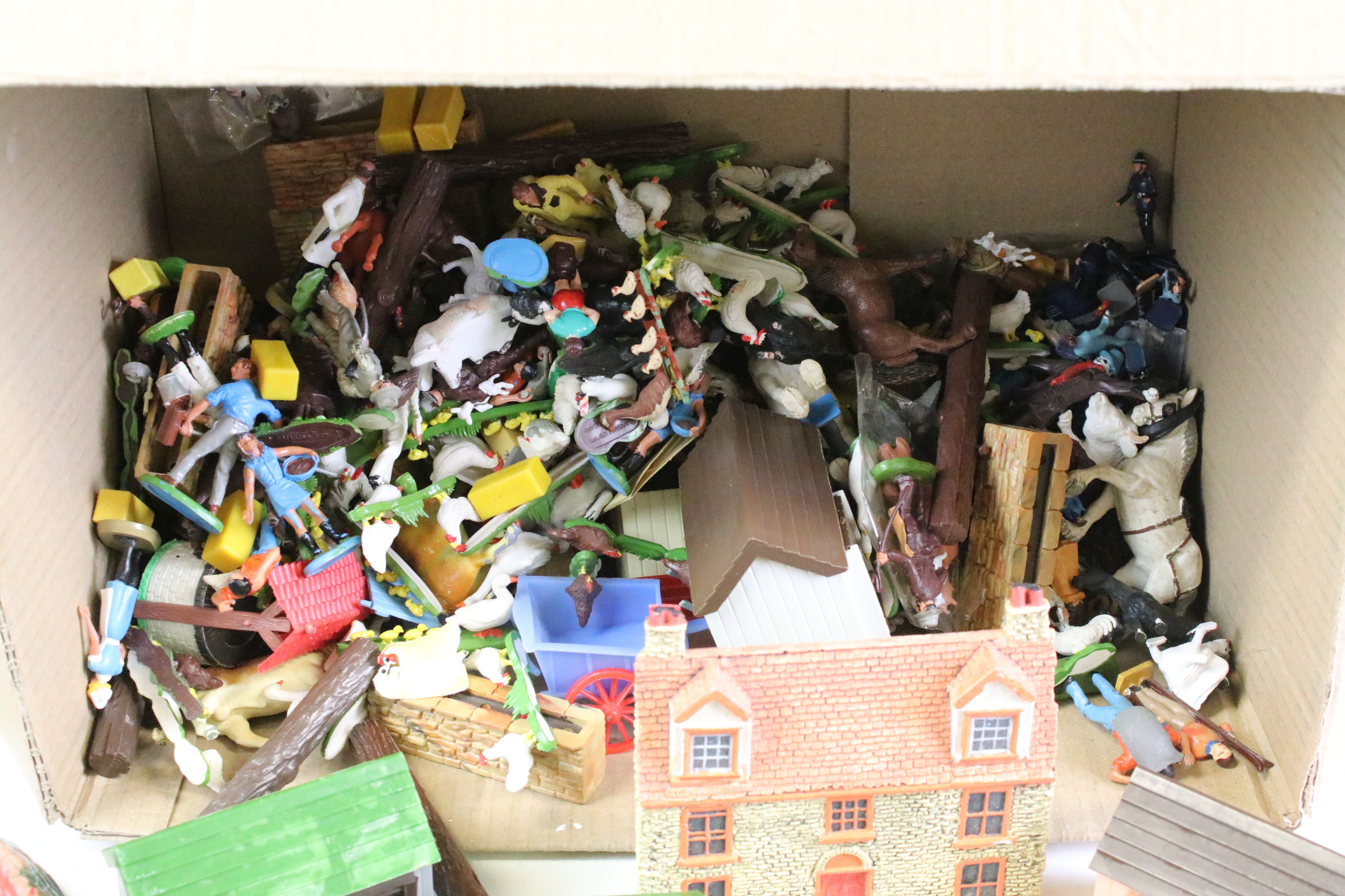Quantity of plastic figures, accessories and animals to include mainly Britains and Dinky Dublo - Bild 10 aus 10