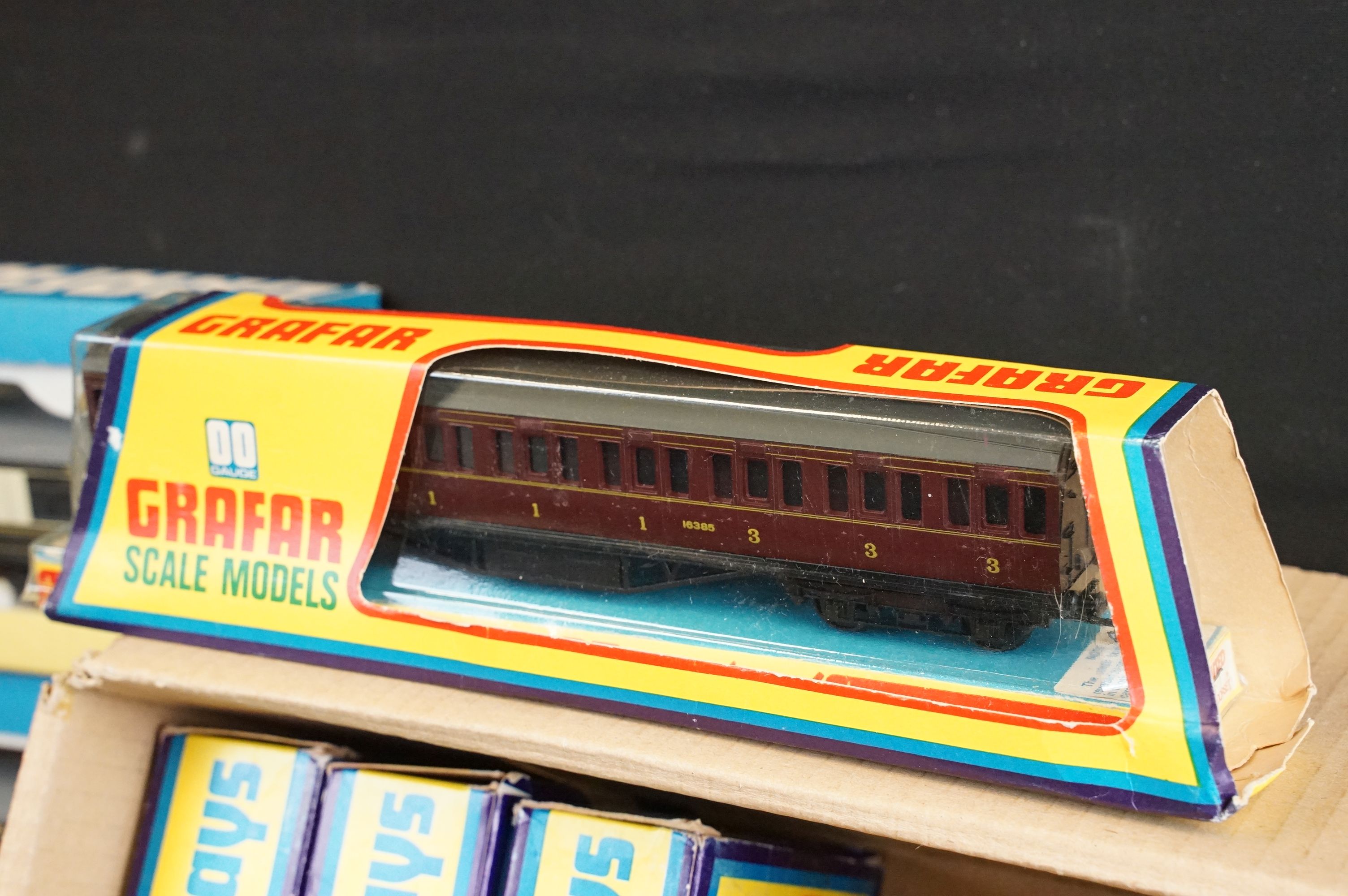 48 Boxed Graham Farish OO gauge items of rolling stock to include coaches, wagons and vans - Image 3 of 9