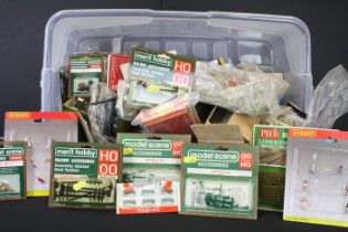 Quantity of HO / OO gauge model railway accessories to include carded and uncarded figures, features