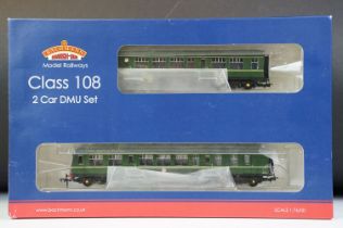 Boxed Bachmann OO gauge 32-900B Class 108 Two Car DMU BR green with seed whiskers set