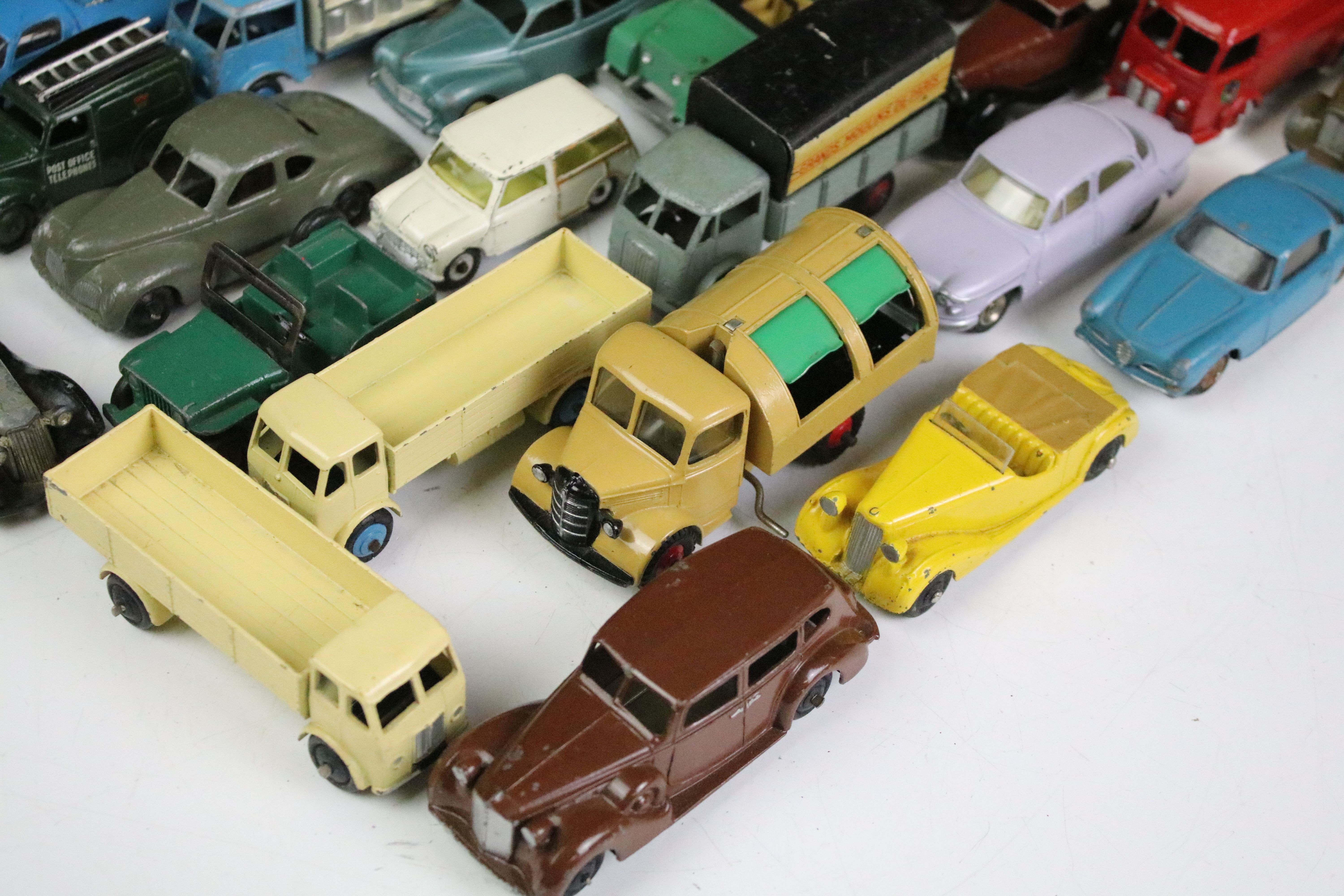 30 Mid 20th C Dinky diecast models to include 39F Studebaker State Commander Coupe in grey, French - Image 2 of 11