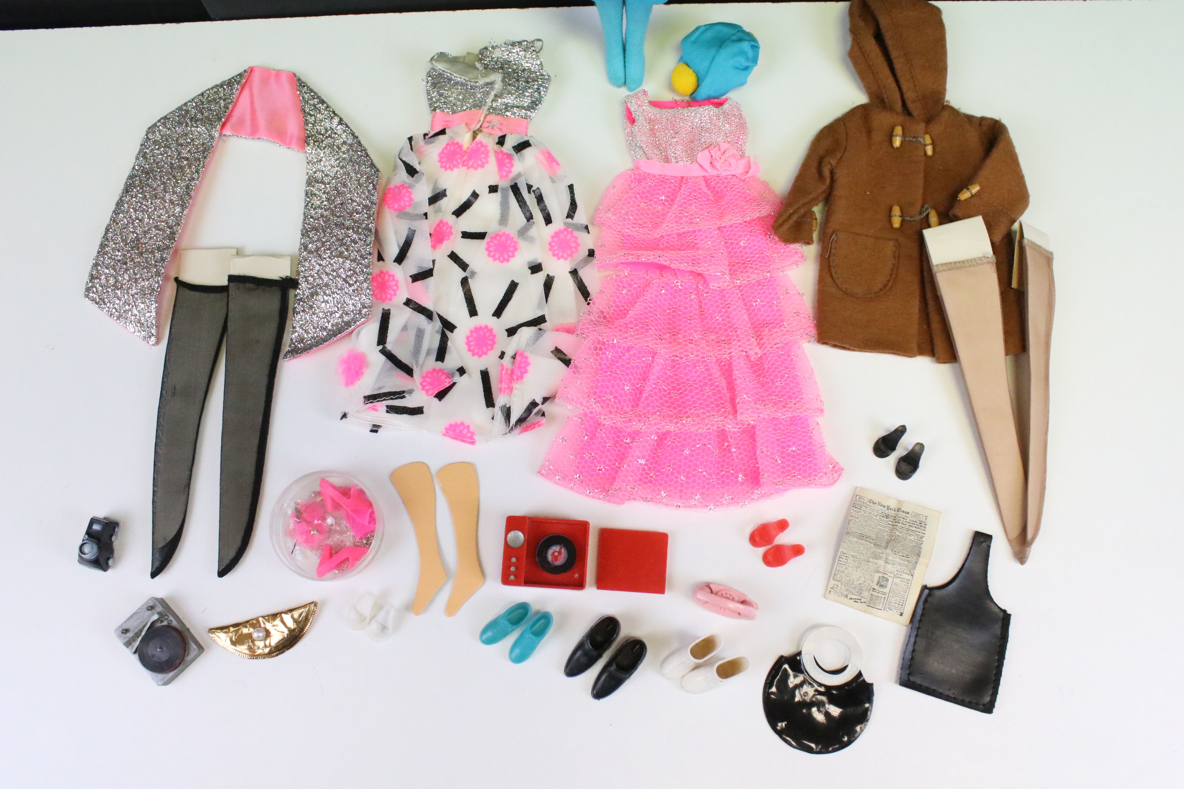 Collection of Barbie dolls and accessories to include 1 x Barbie doll in blue dress with auburn hair - Image 3 of 7