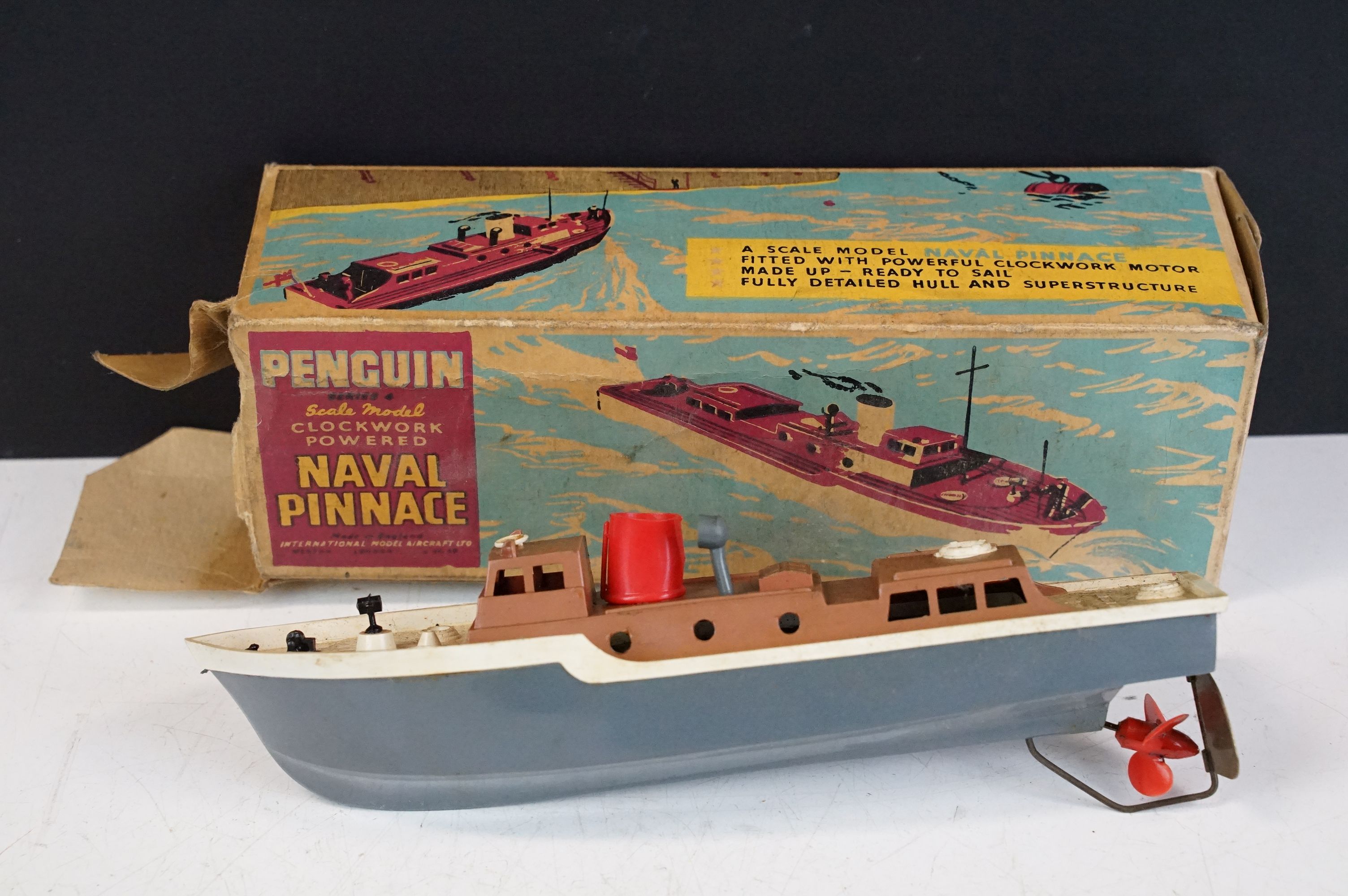 Two boxed model boats to include Sutcliffe tin plate Clockwork Viking Boat in red / white with key - Bild 7 aus 11