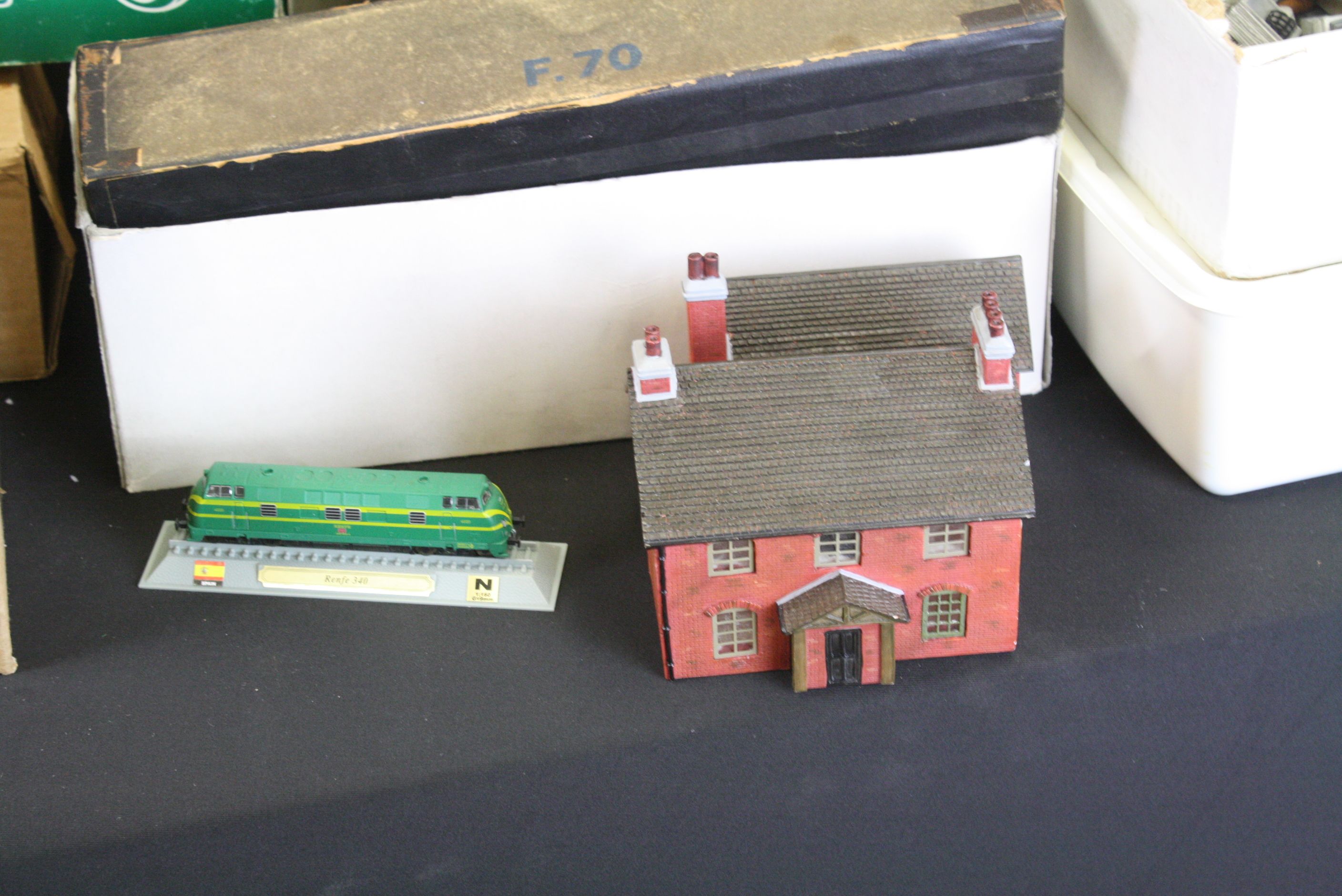 Large quantity of OO / HO gauge model railway to include locomotives, rolling stock, trackside - Image 2 of 6
