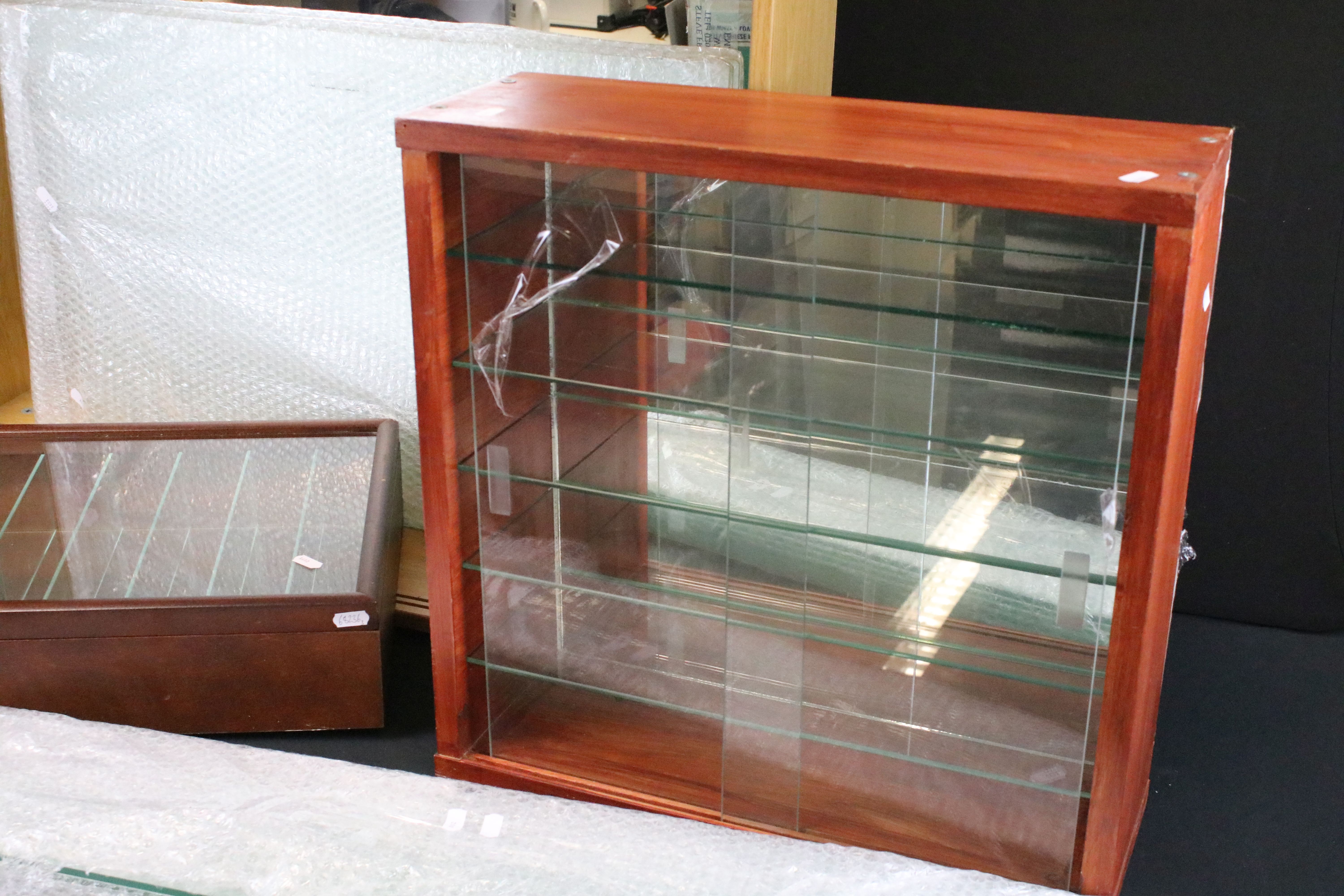 Three wooden and glass display cabinets to include a large cabinet with two sliding doors to front - Bild 3 aus 5