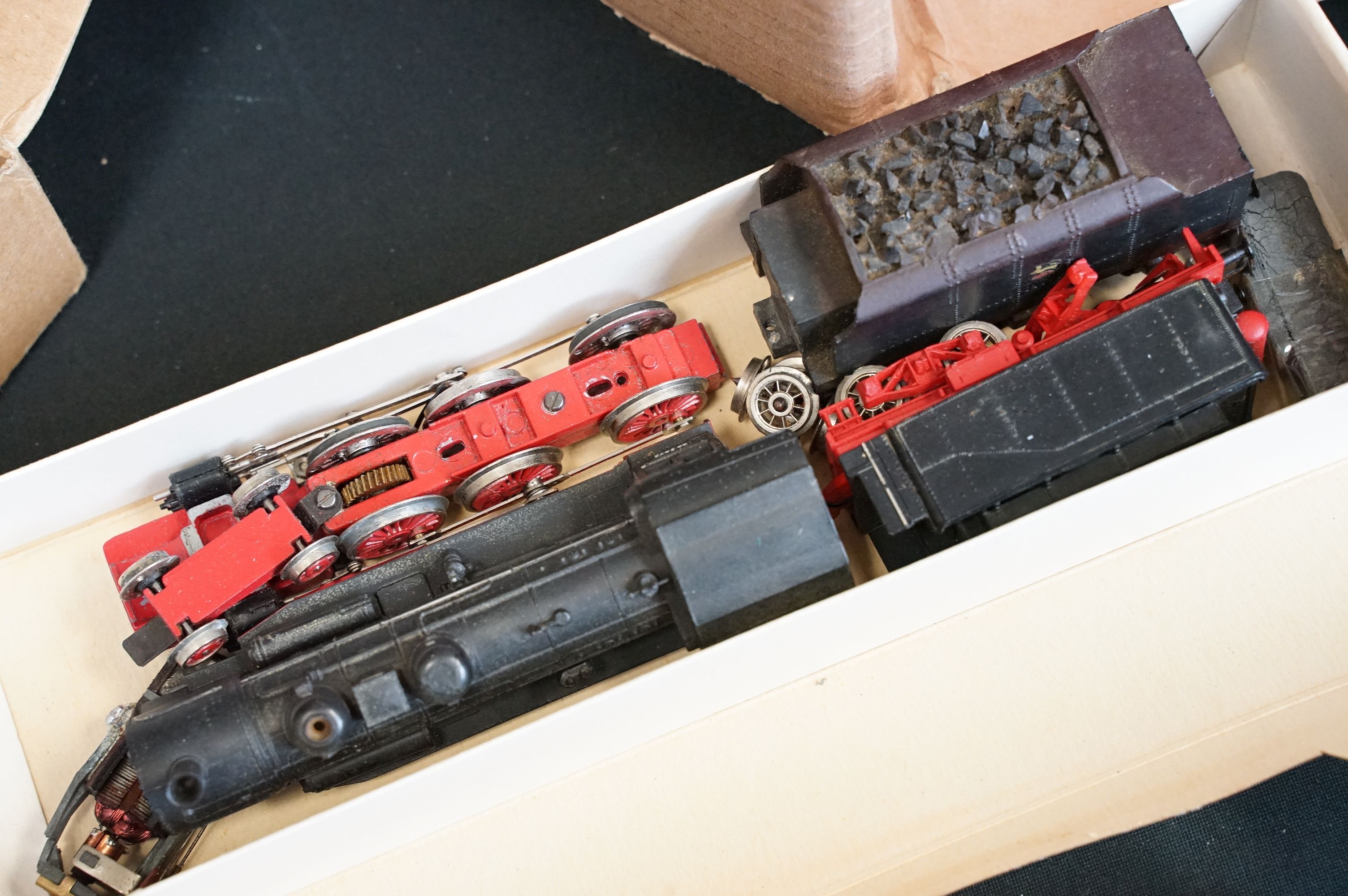 Quantity of OO & N gauge locomotives in a play worn/spares/repairs condition plus a group of rolling - Image 4 of 8