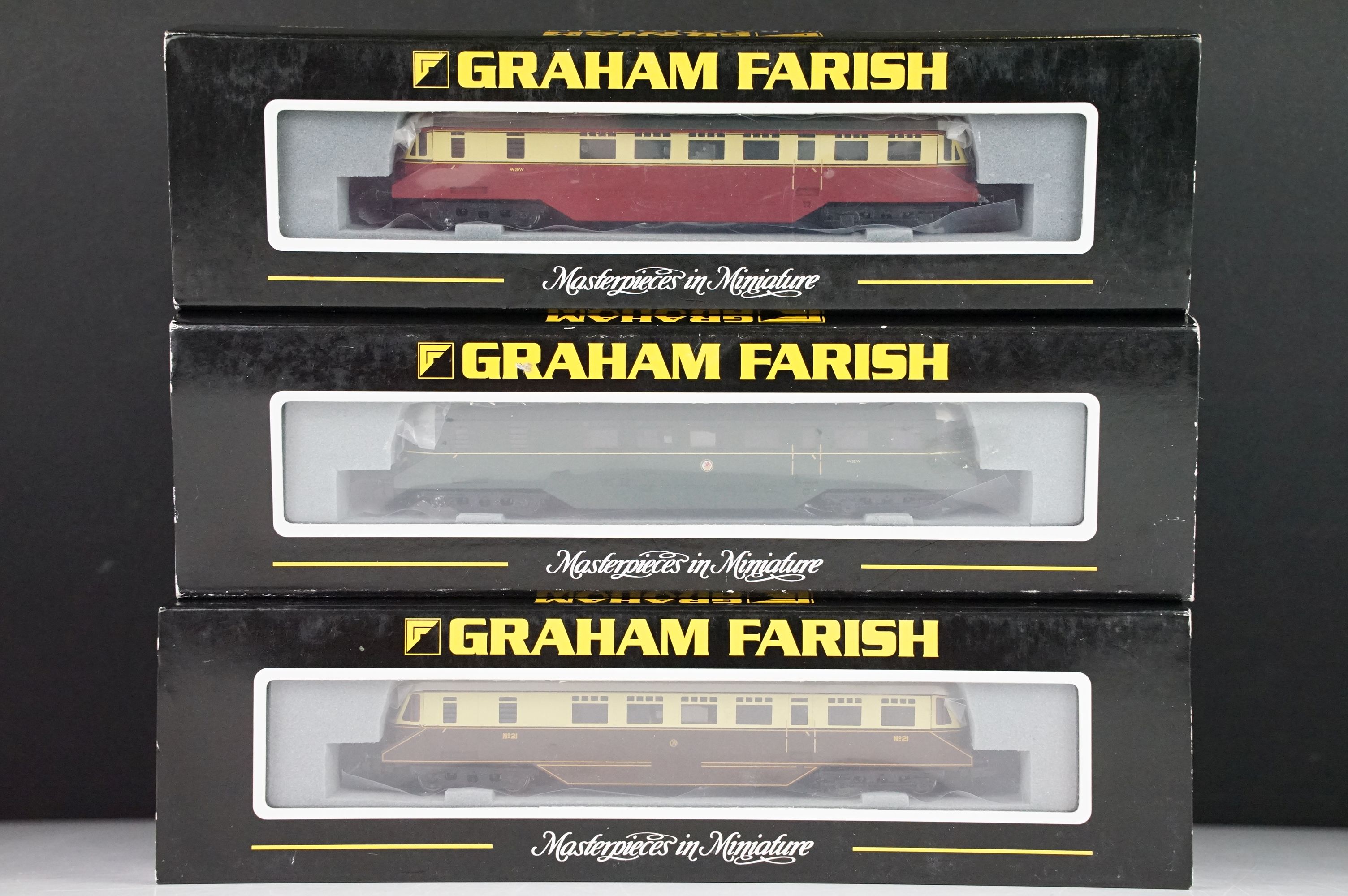 Three cased Graham Farish by Bachmann N gauge locomotives to include 371-627A BR(WR) Railcar,