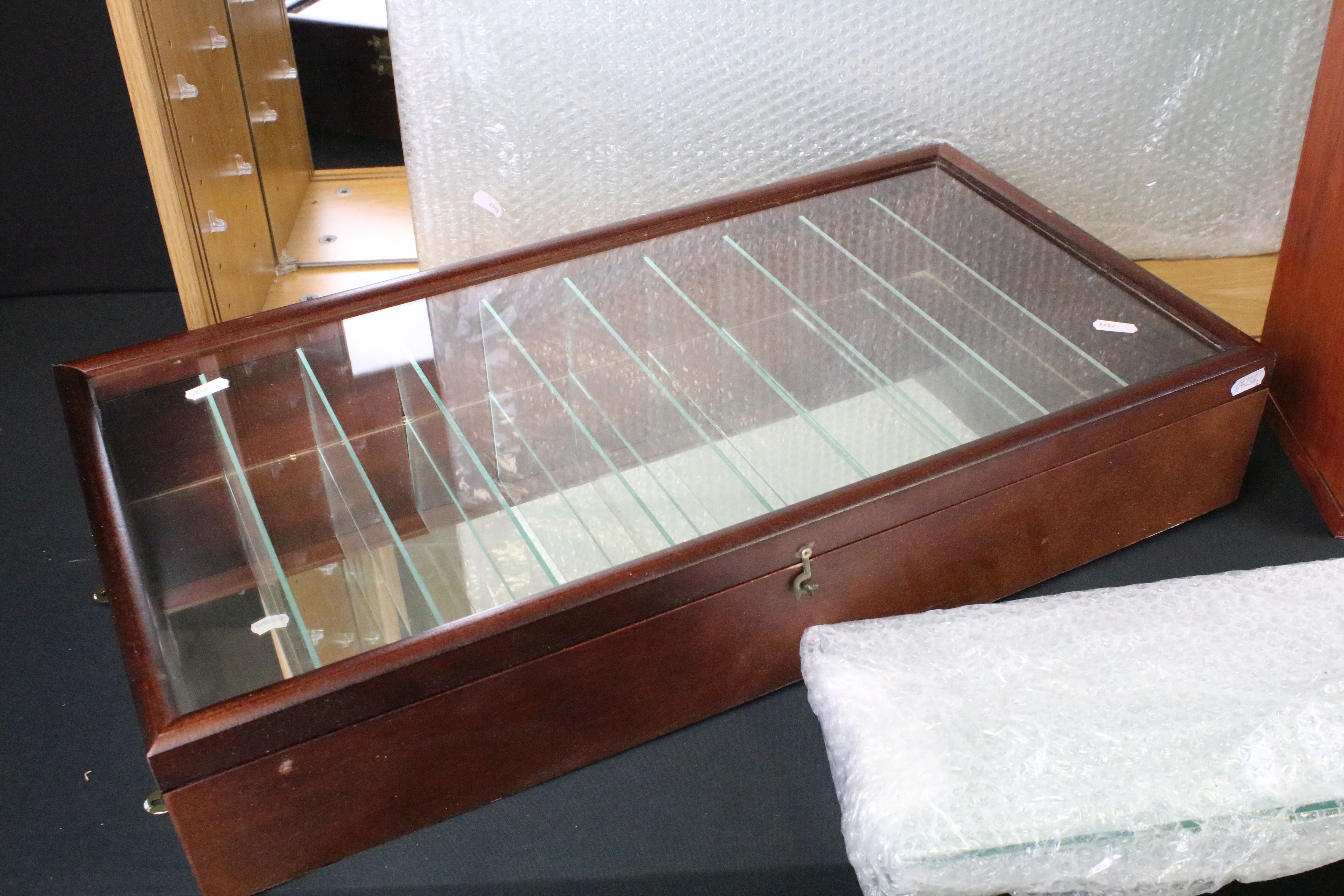 Three wooden and glass display cabinets to include a large cabinet with two sliding doors to front - Image 4 of 5
