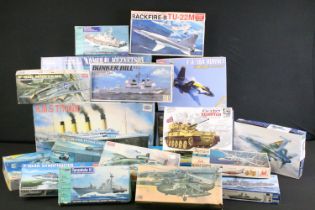 16 Boxed plastic model kits to include 5 x Academy kits (1/72 A-10A Thunderbolt II, 1/72 F-104G