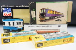 Five boxed HO gauge locomotives and cars to include 3 x Piko (BR185 Verbrennungstriebwagen, E42