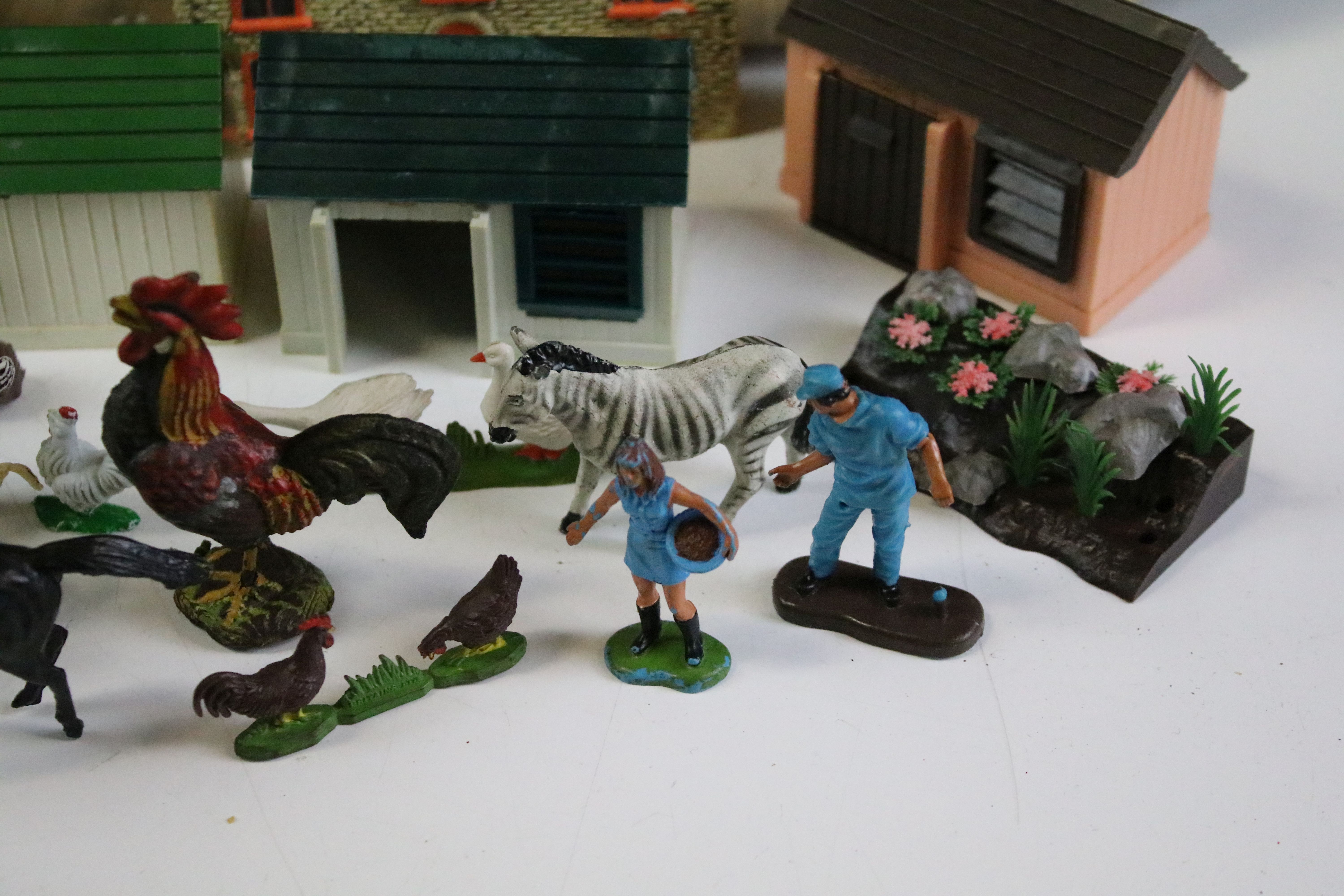 Quantity of plastic figures, accessories and animals to include mainly Britains and Dinky Dublo - Bild 2 aus 10