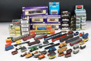 30 Boxed / cased N gauge items of rolling stock to include 9 x Dapol, 19 x Peco, 5 x Minitrix and