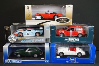 Five boxed 1/18 scale diecast models to include Universal Hobbies MGB GT Mk I in racing green, 2 x