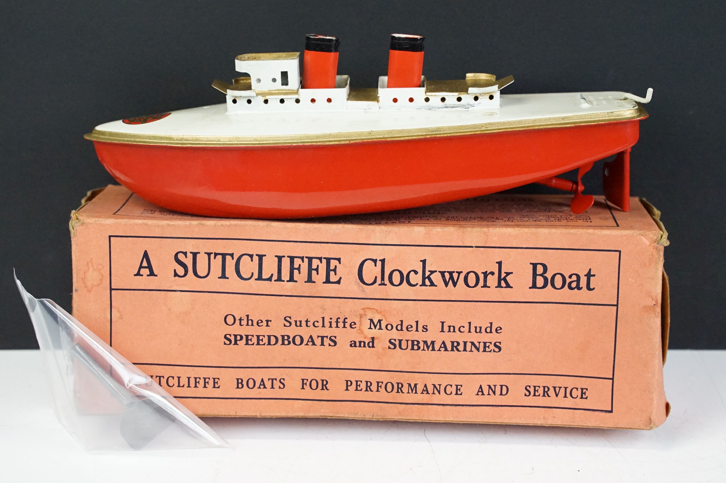 Two boxed model boats to include Sutcliffe tin plate Clockwork Viking Boat in red / white with key - Bild 2 aus 11