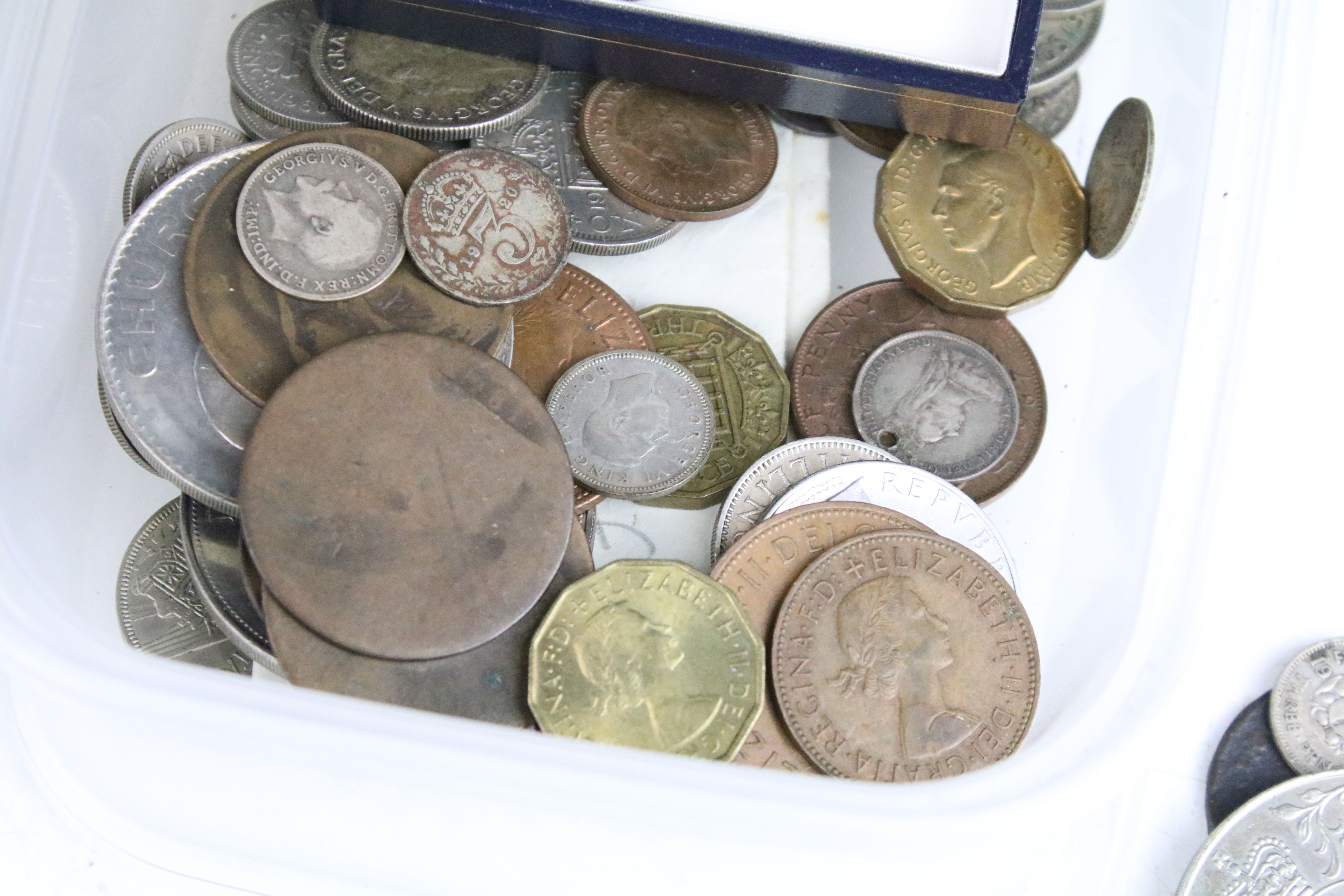 A collection of British pre decimal and decimal coins to include pre 1920 silver and commemorative - Image 8 of 8