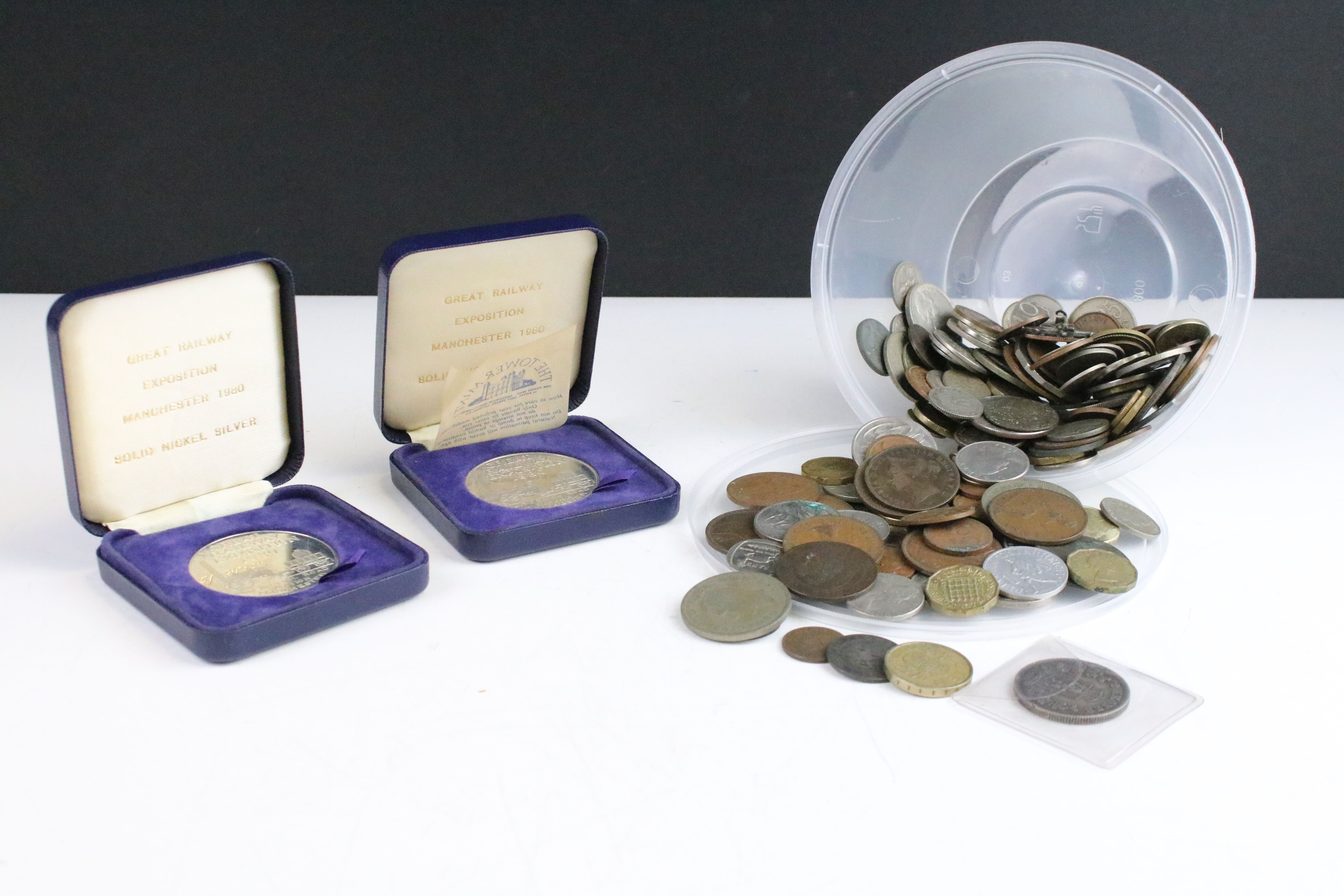 A collection of coins and medallions to include a Norway Oscar II 1904 2 Kroner, Great Railway