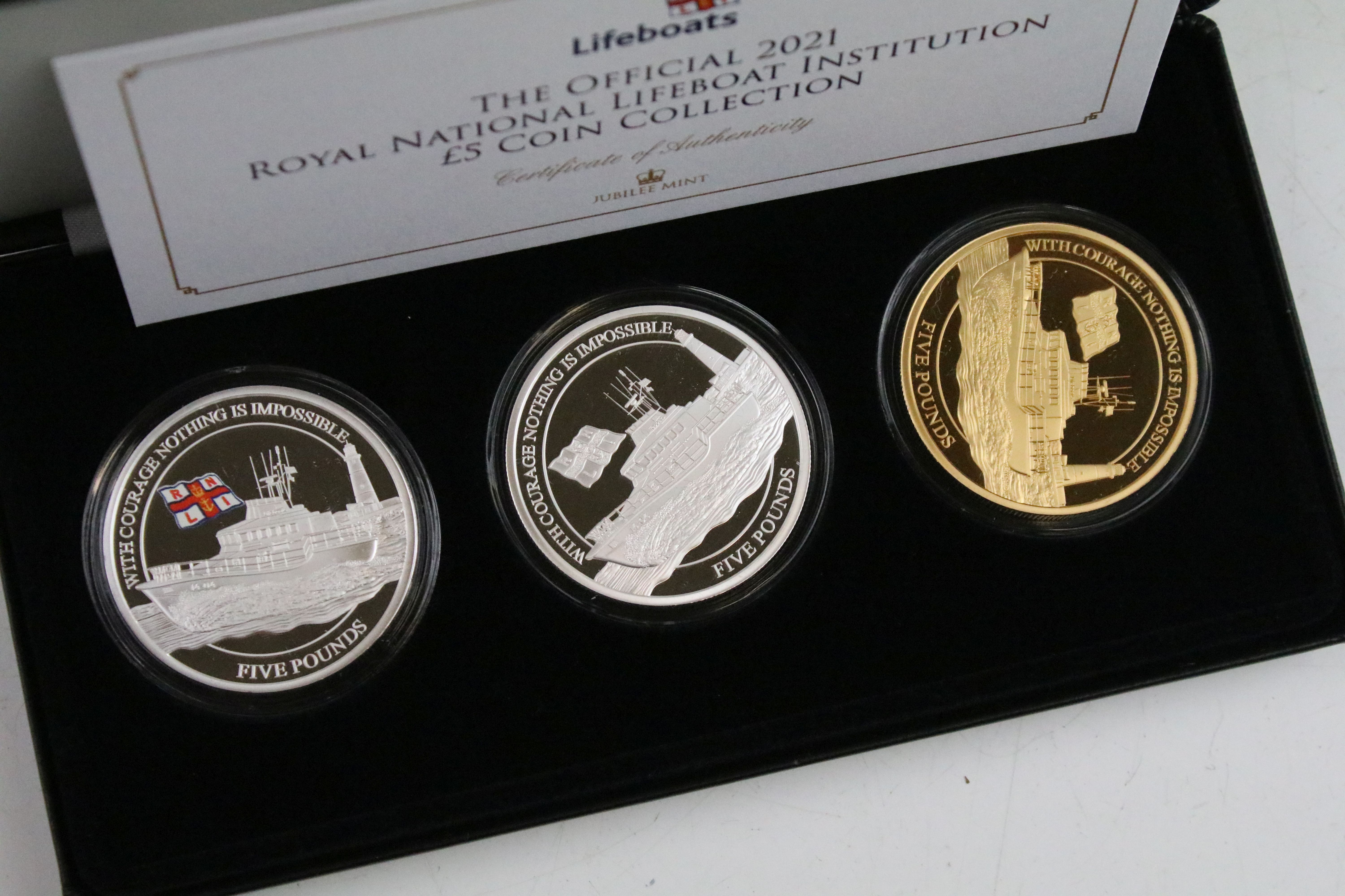 A collection of uncirculated and proof like coins to include the Royal Mint 2022 year set, Beatrix - Bild 8 aus 15