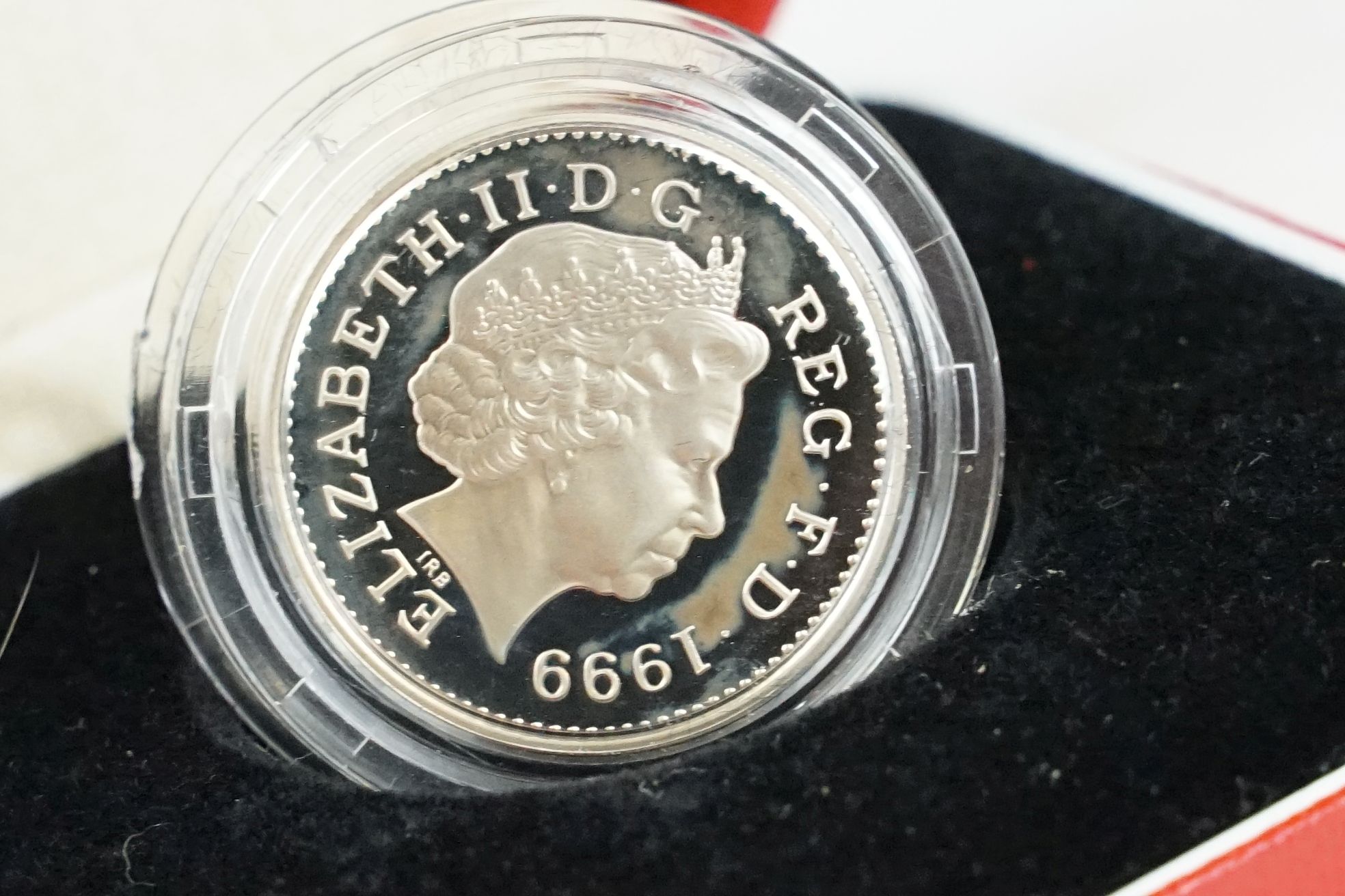 A collection of four Royal Mint silver proof £1 coins to include 2000, 1993, 1989 and 1999 examples, - Bild 7 aus 13