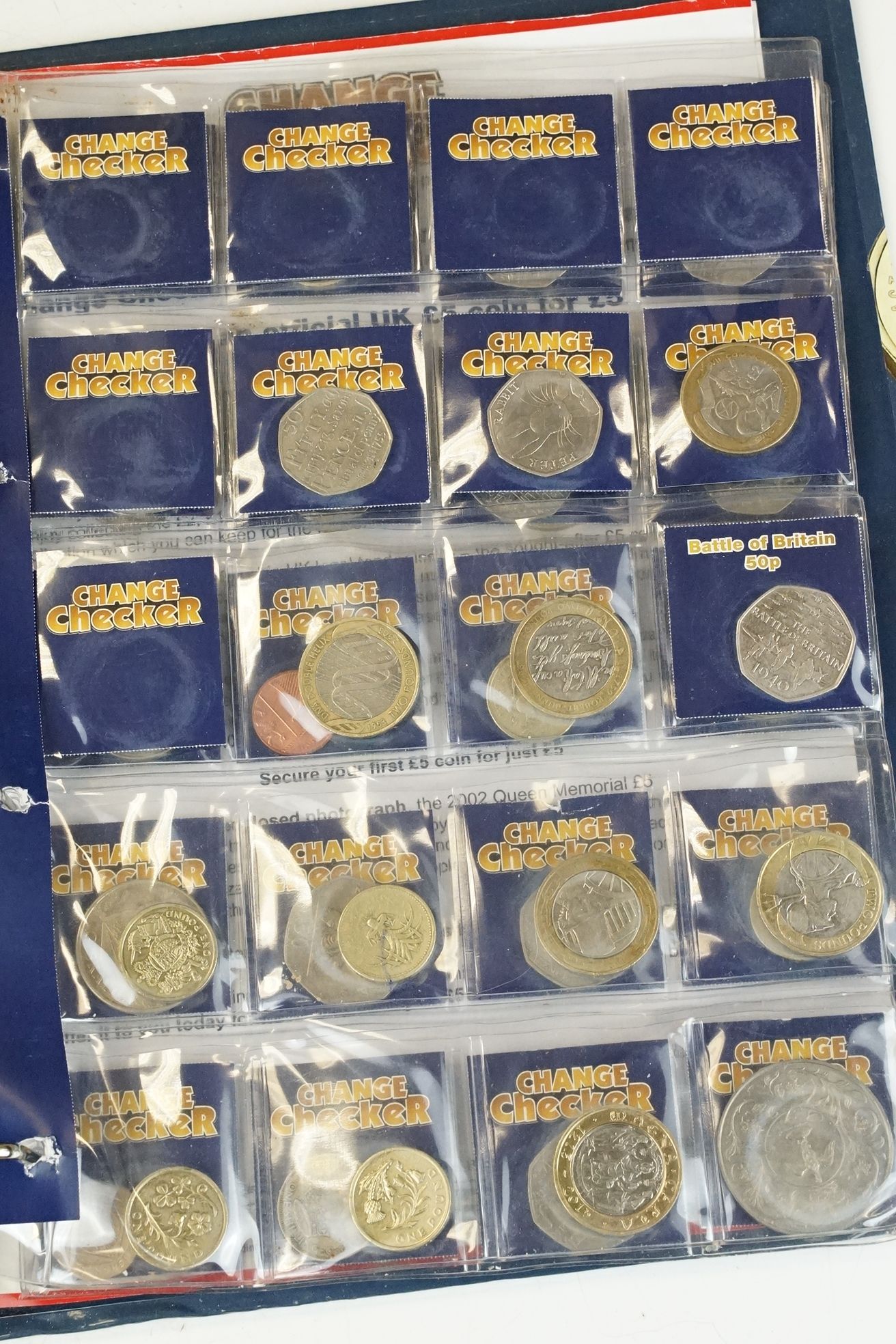 A collection of British decimal collectable £2, £1 and 50p coins contained within a change checker - Bild 8 aus 11