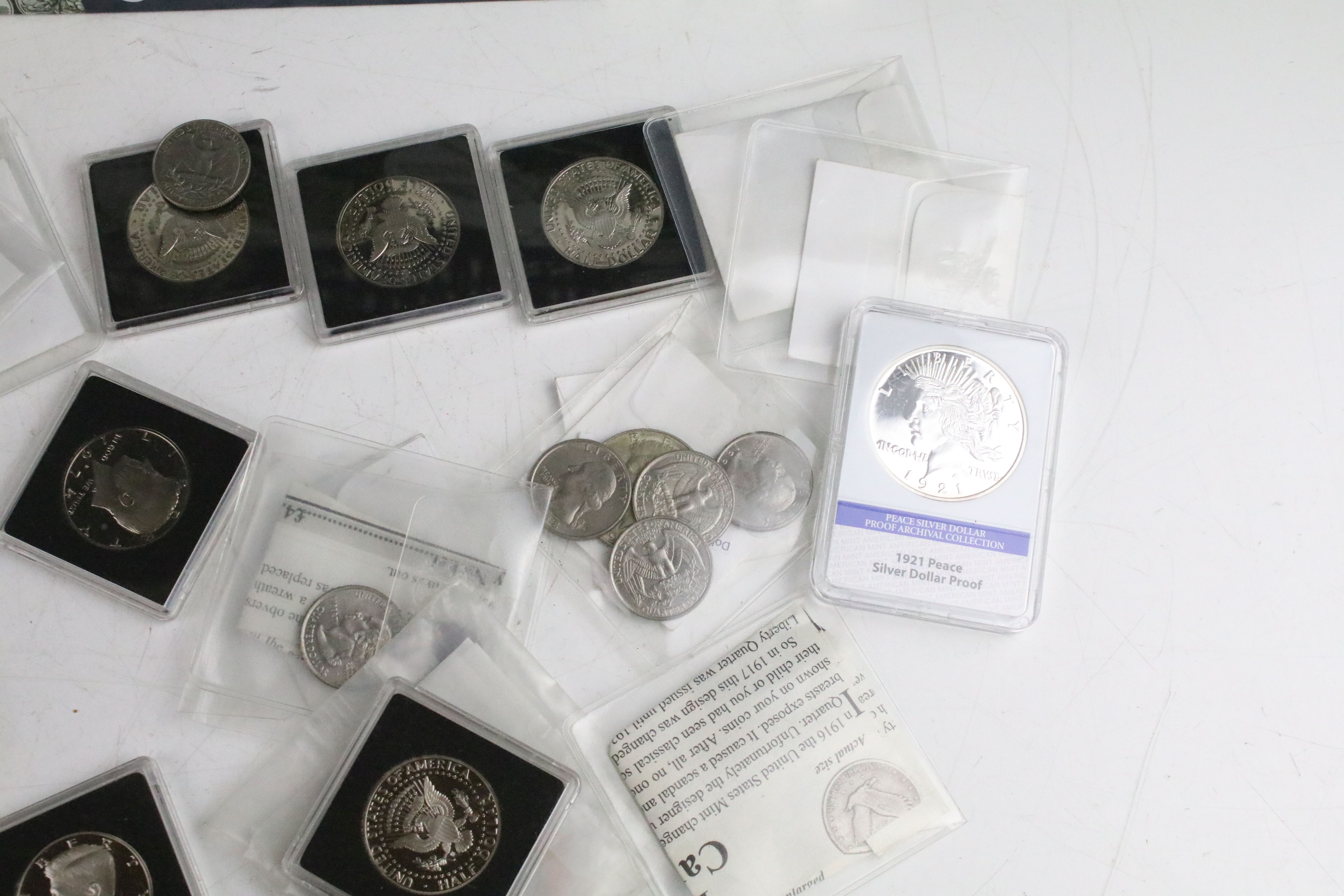 A collection of United States of America coins to include a selection of half dollar coins and a - Bild 4 aus 8