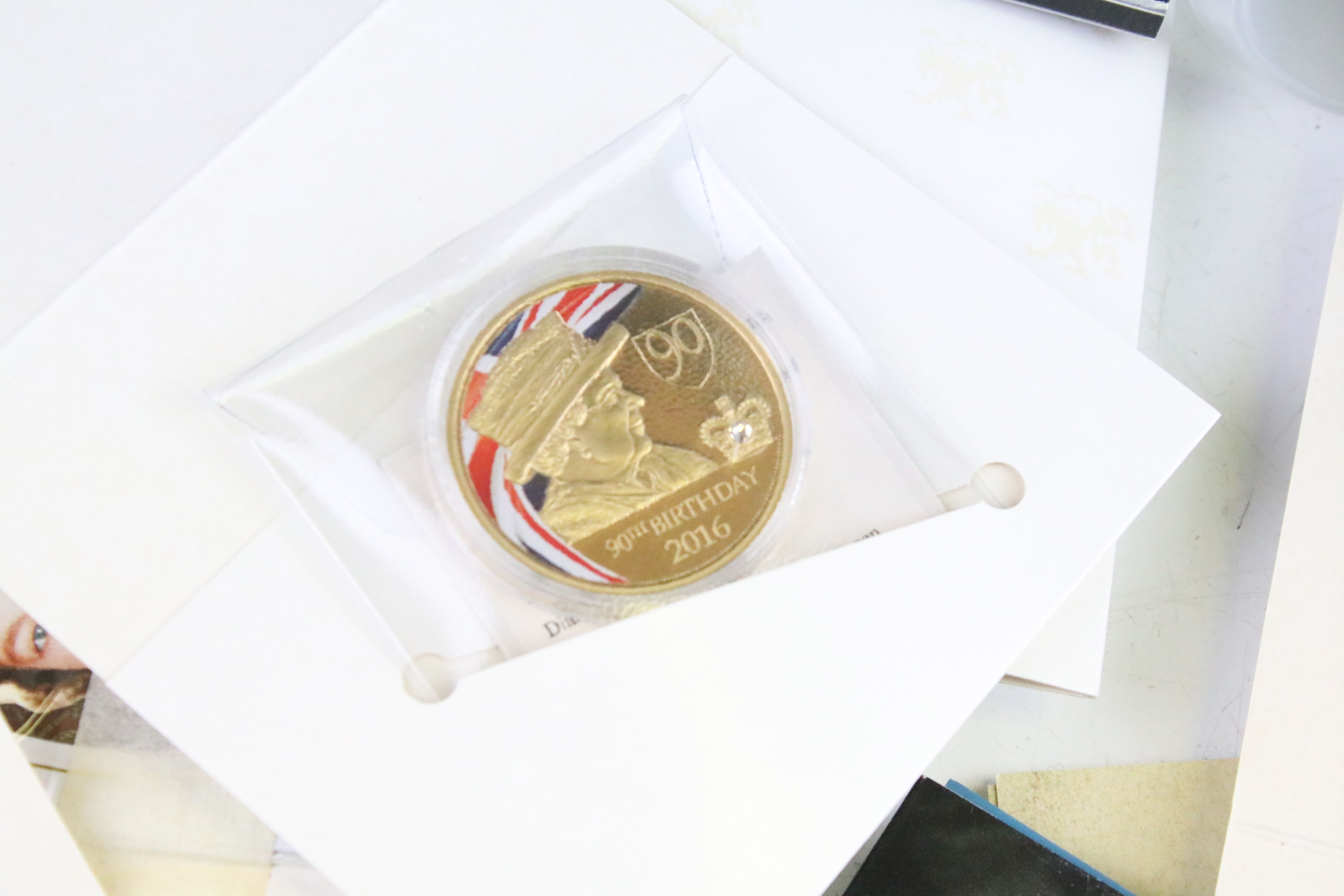 A group of mixed collectors coins to include Royal Mint uncirculated coin packs and proof like - Image 10 of 12