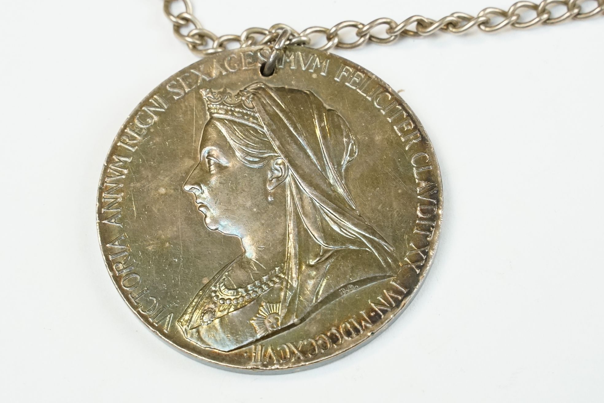 A large Queen Victoria commemorative medallion mounted to white metal chain. - Bild 2 aus 4