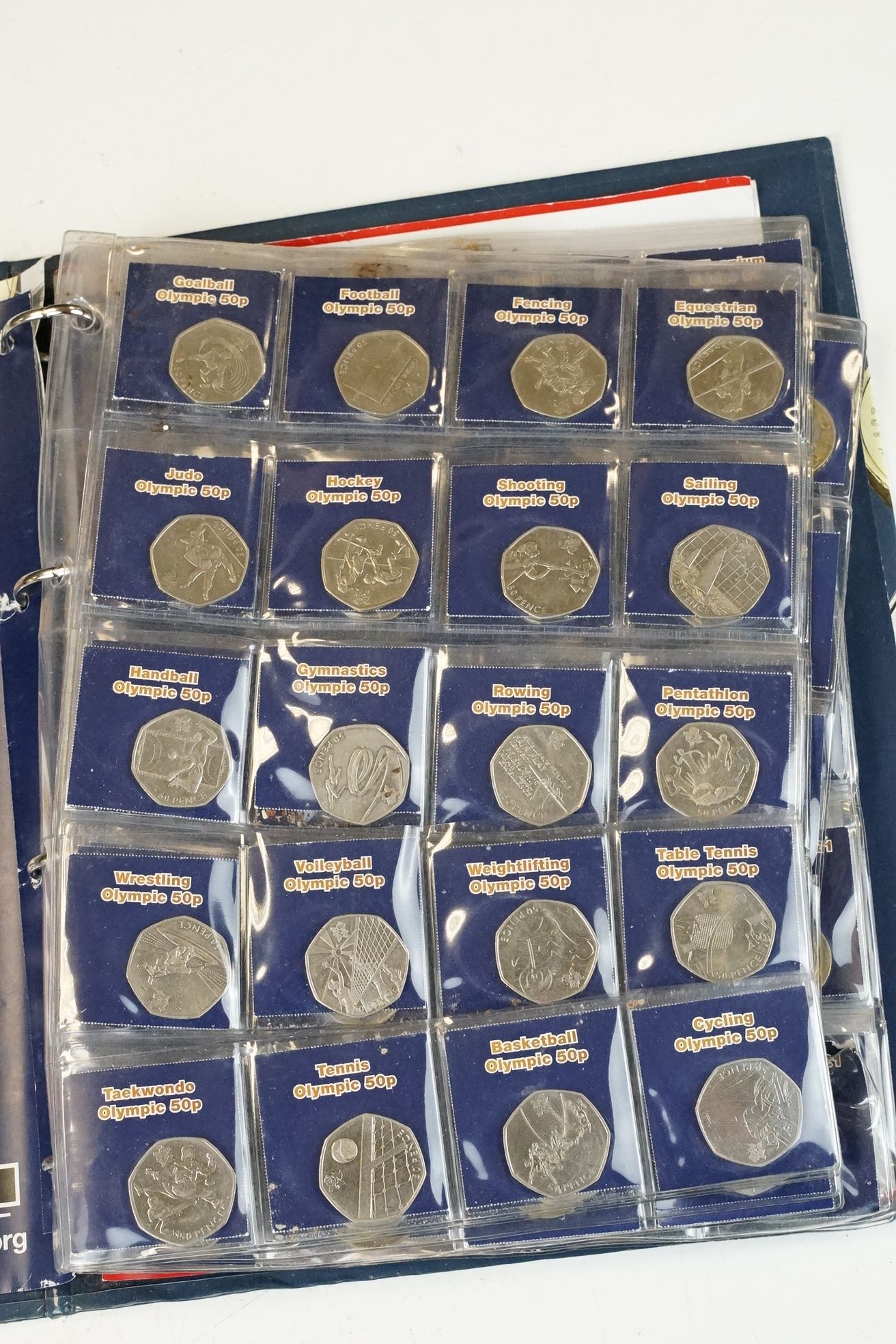 A collection of British decimal collectable £2, £1 and 50p coins contained within a change checker - Bild 2 aus 11
