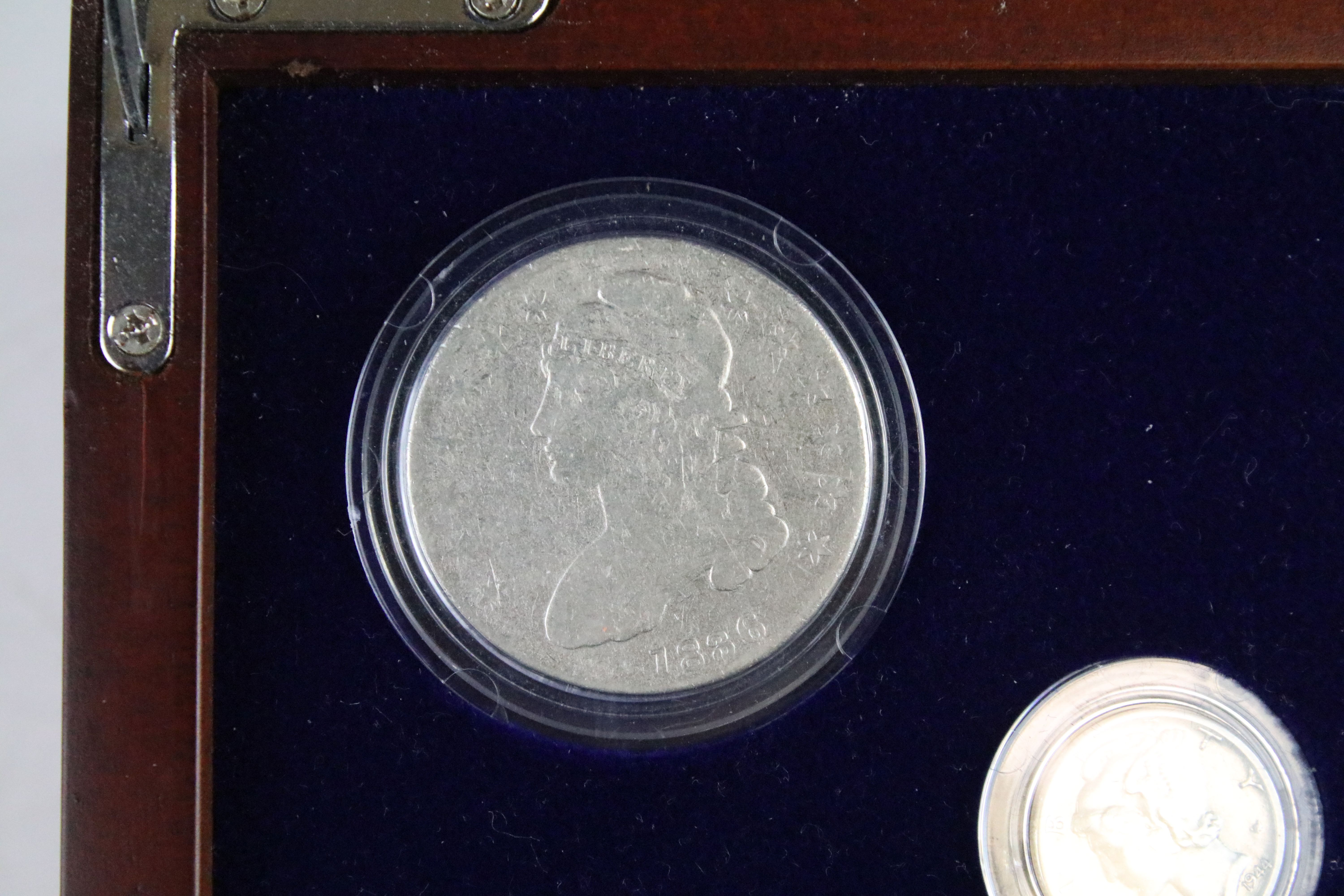 A set of early american silver coins encapsulated within wooden fitted display case. - Bild 2 aus 12