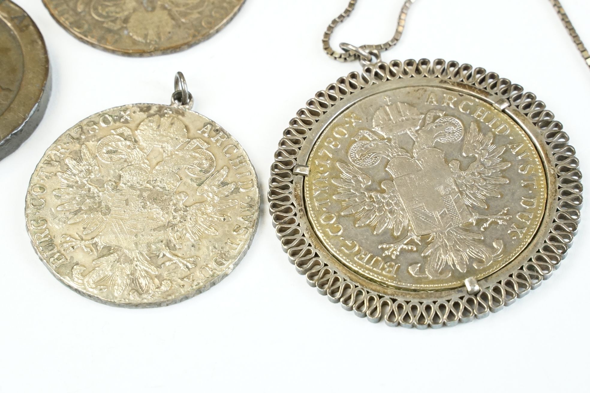 A small collection of four coins to include three 1780 silver Thalers and a British King George - Bild 2 aus 6