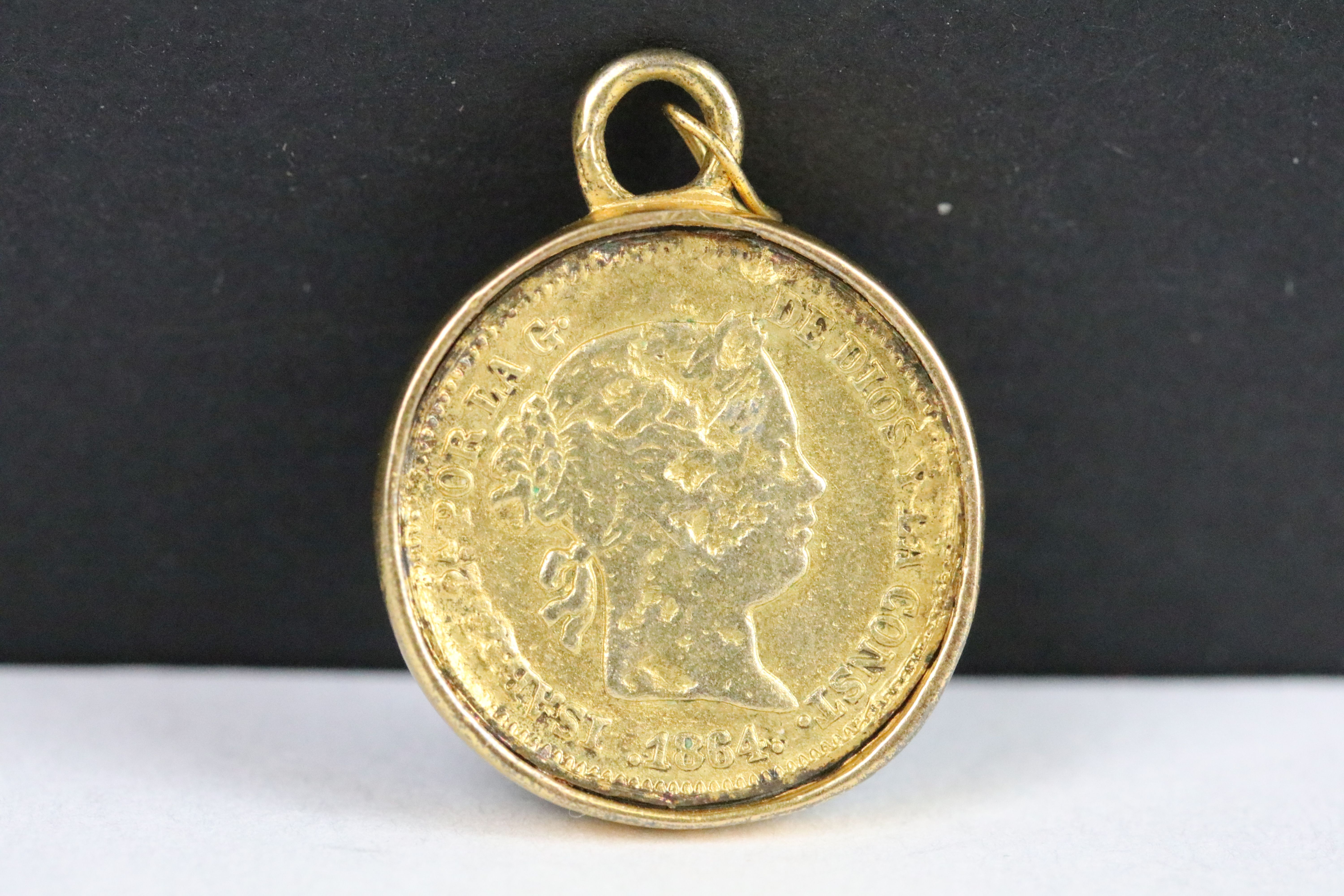 A Spanish 1864 gold 1 Real coin within a gold mount. - Bild 2 aus 3