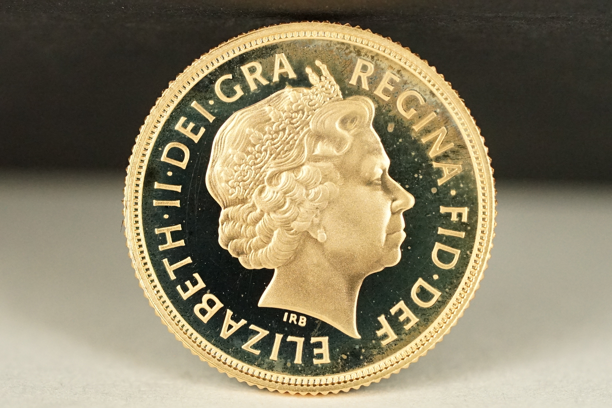 A British Queen Elizabeth II uncirculated 2008 gold full sovereign coin. - Bild 2 aus 3