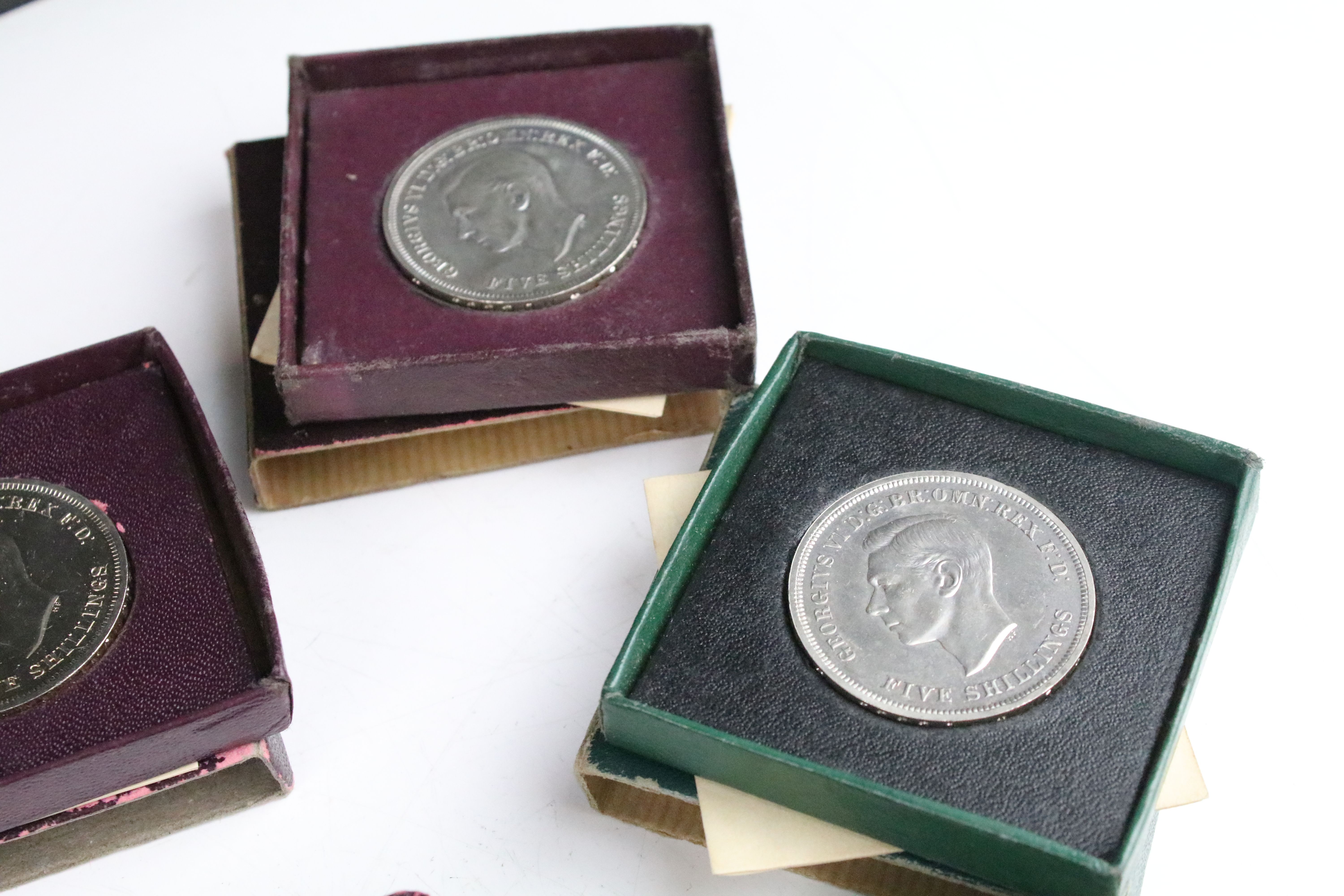 A collection of British commemorative crown coins to include silver examples. - Image 9 of 9