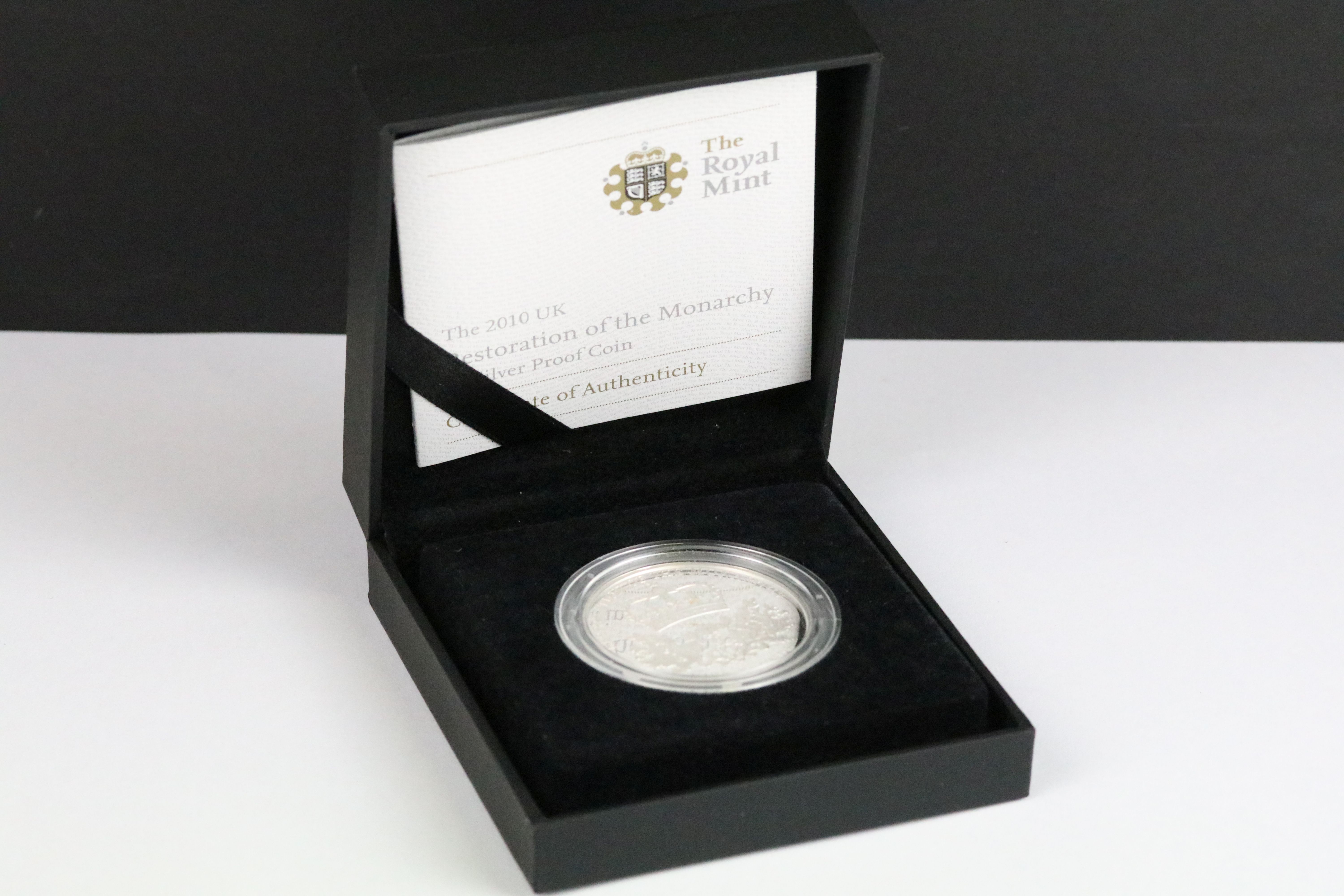 A British Royal Mint 2007 Diamond Wedding silver proof crown coin together with a 2010 Restoration - Bild 2 aus 5