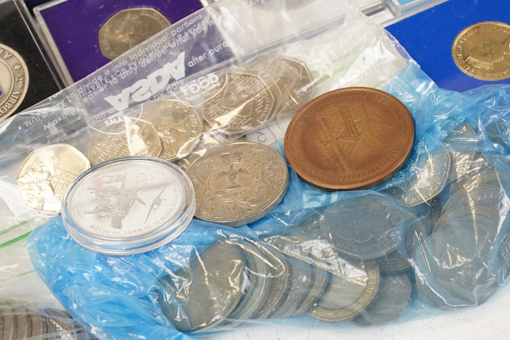 A collection of British coins to include some pre decimal silver and collectable decimal 50p and £ - Bild 8 aus 12