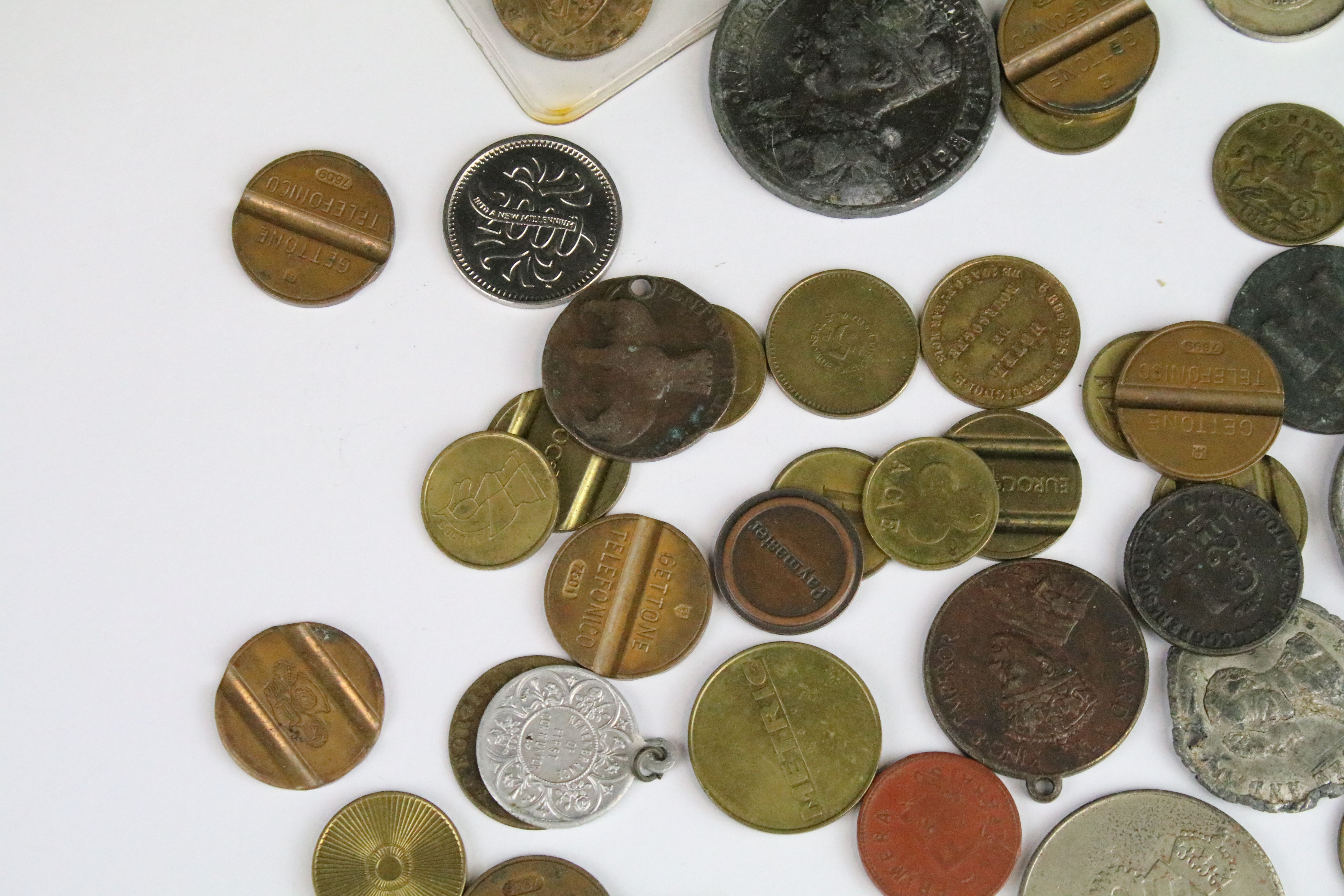 A collection of medallions and tokens to include Victorian examples together with contemporary - Bild 4 aus 6