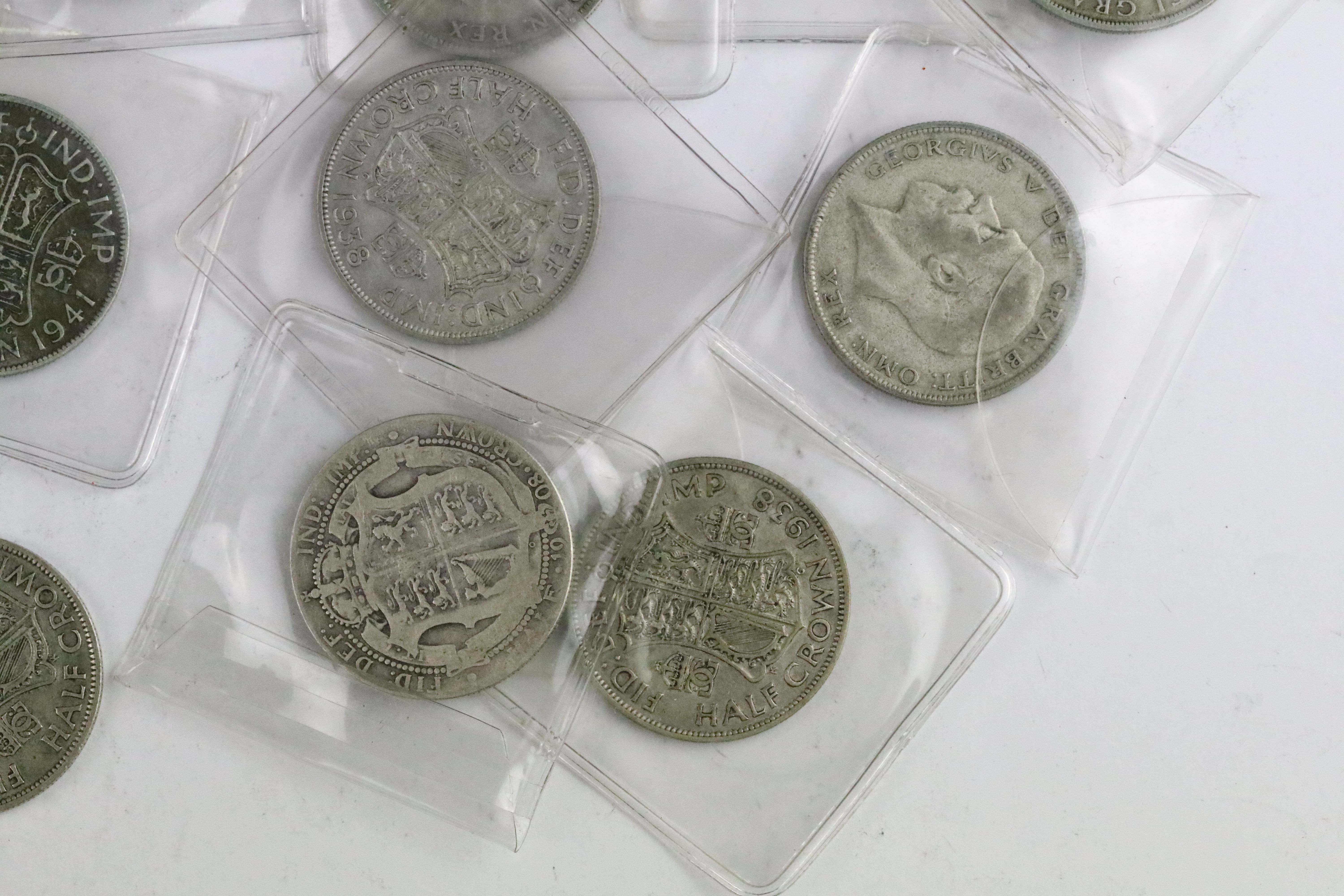 A collection of approx twenty eight British pre decimal pre 1947 and pre 1920 silver crown coins. - Bild 2 aus 9