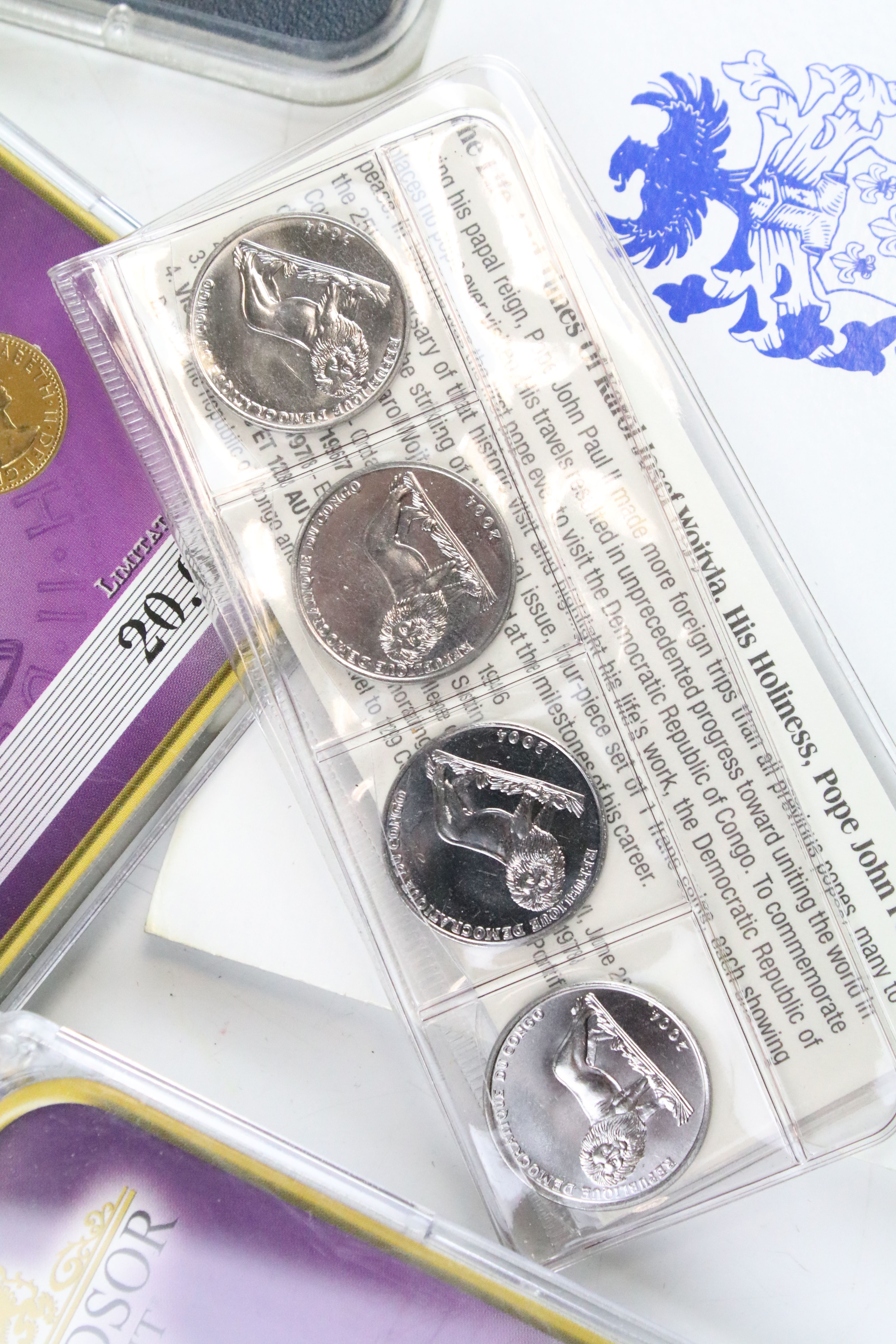 A collection of mixed coins to include uncirculated coin sets, proof like collectors coins and - Image 4 of 14