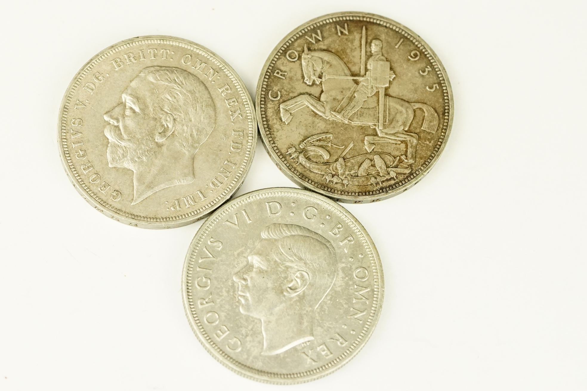 A collection of three British silver crown coins to include two 1935 examples together with a 1937 - Bild 2 aus 6