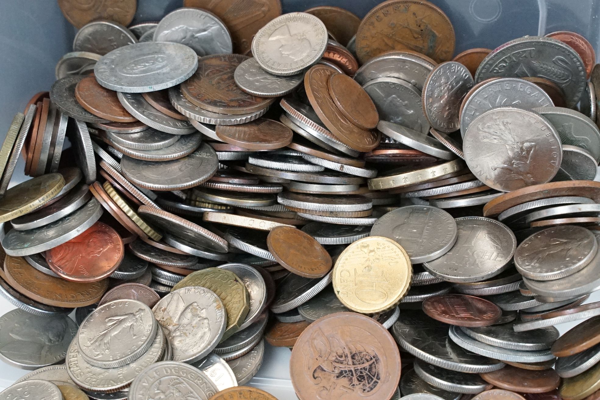 A small collection of British pre decimal and world circulated coins to include a small quantity - Bild 3 aus 4