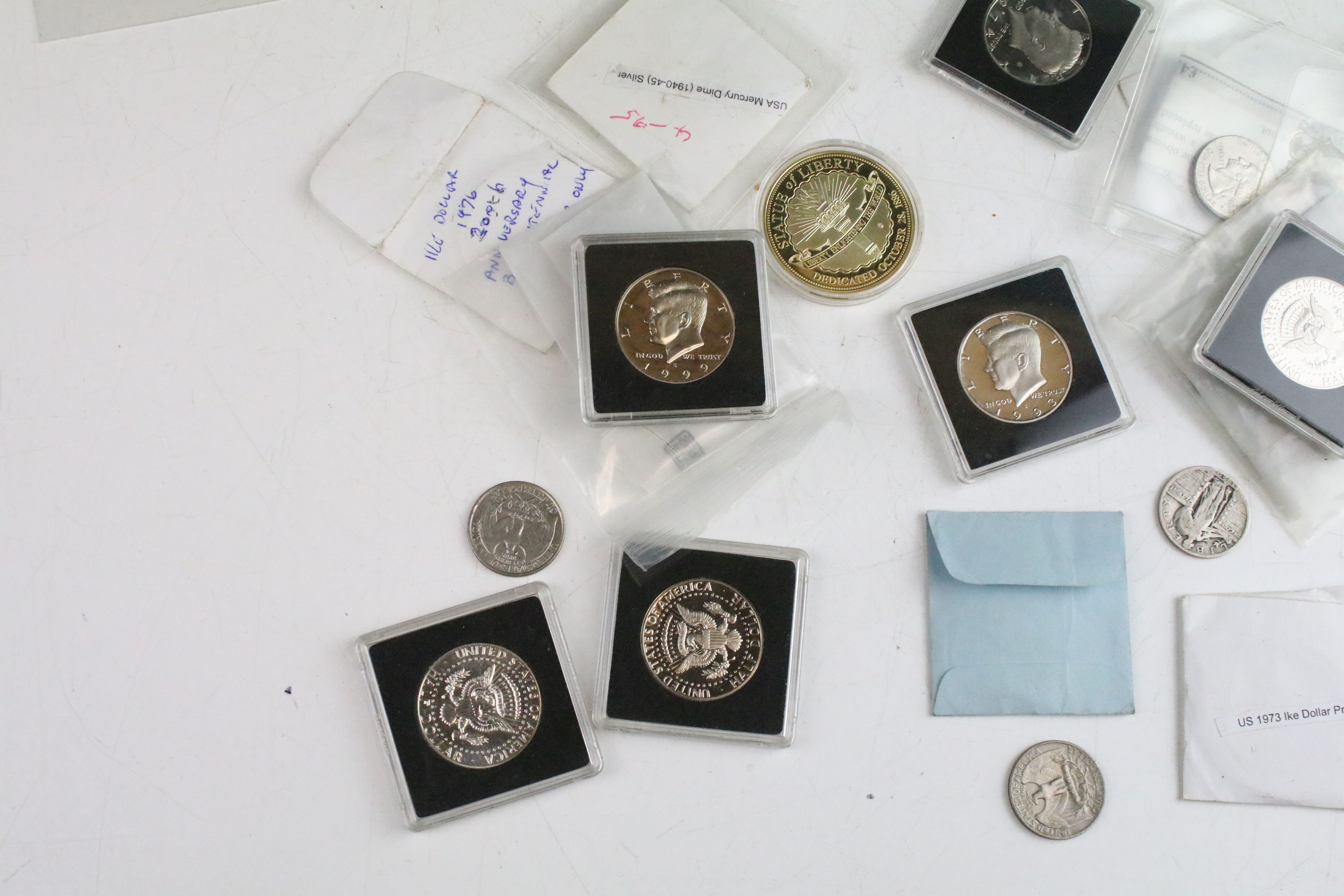 A collection of United States of America coins to include a selection of half dollar coins and a - Image 3 of 8