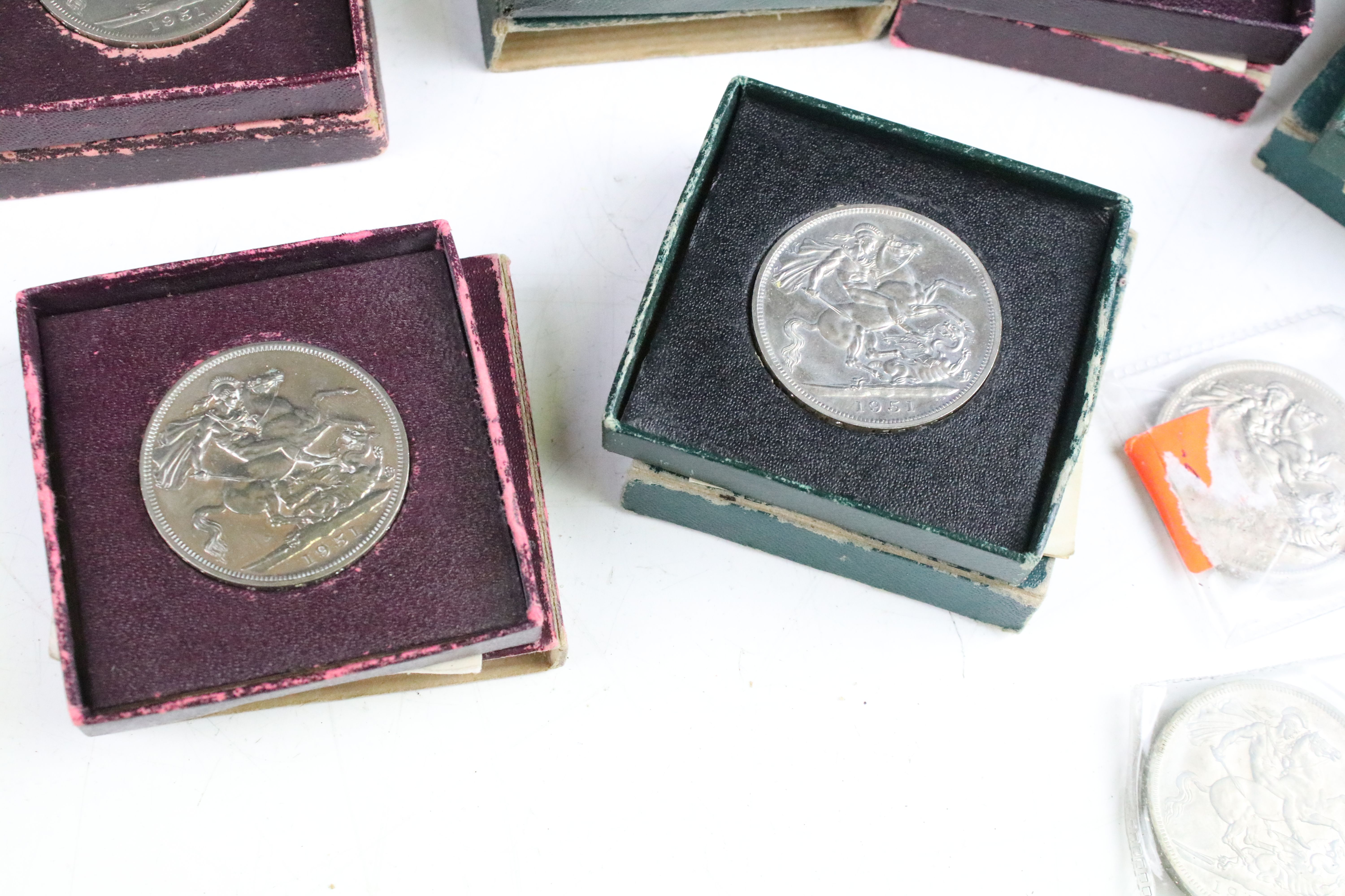 A collection of British commemorative crown coins to include silver examples. - Image 3 of 9