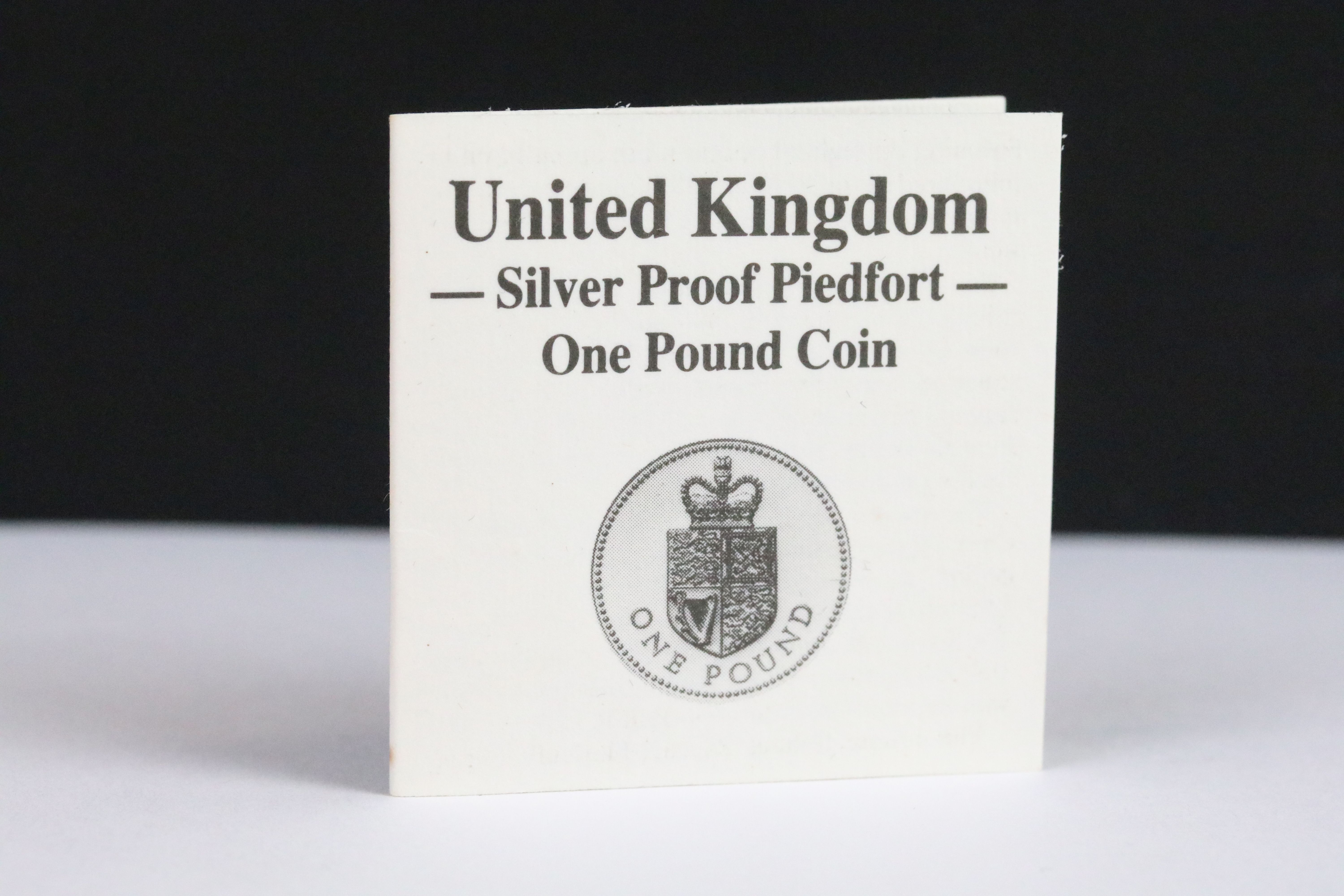 A United Kingdom Royal Mint silver proof Piedfort 1988 £1 coin together with a 2000 silver proof £ - Bild 9 aus 9