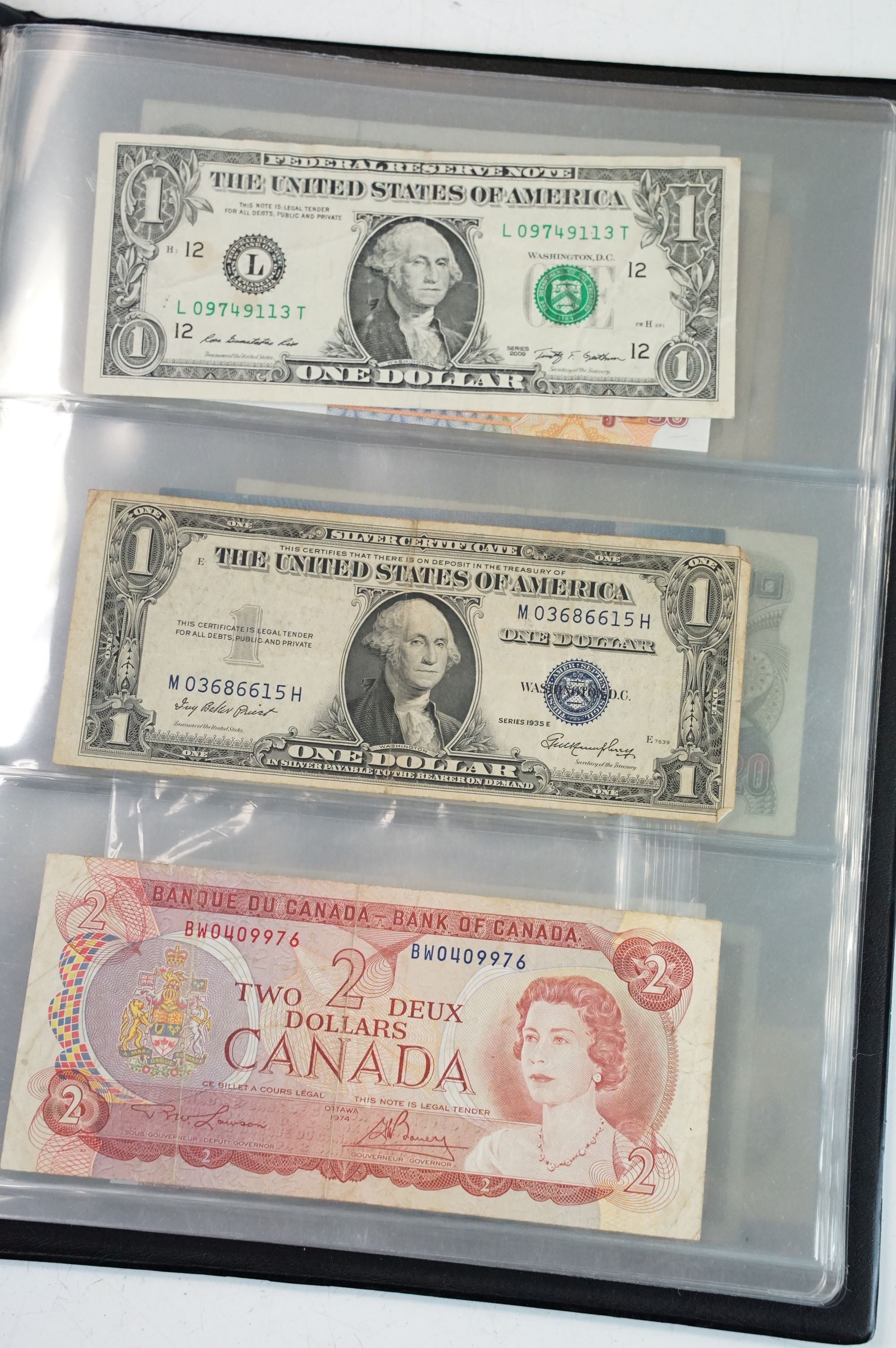 A collection of circulated and uncirculated world banknotes within a collectors folder to include - Bild 5 aus 12