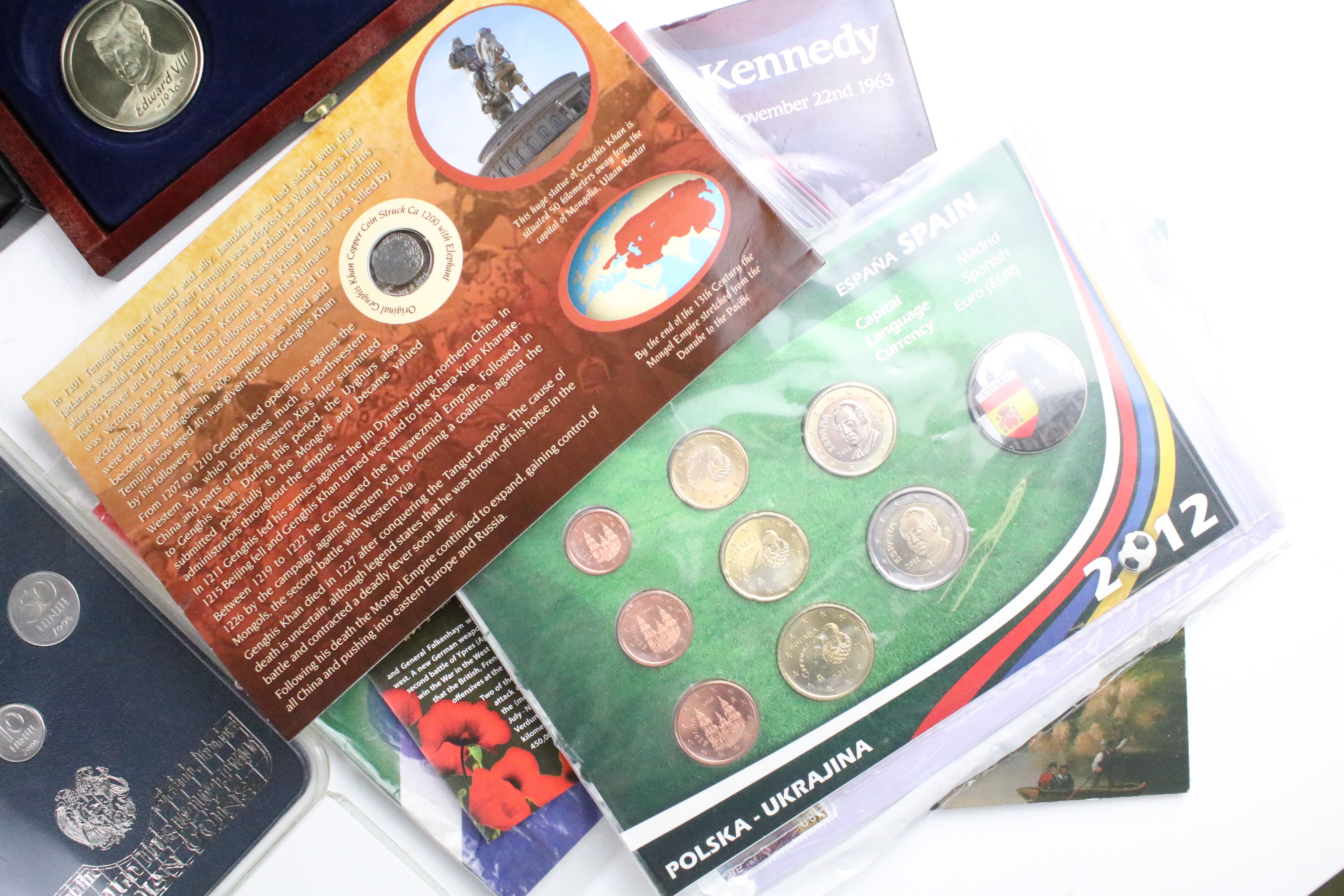 A collection of mixed coins to include uncirculated coin sets, proof like collectors coins and - Image 6 of 14