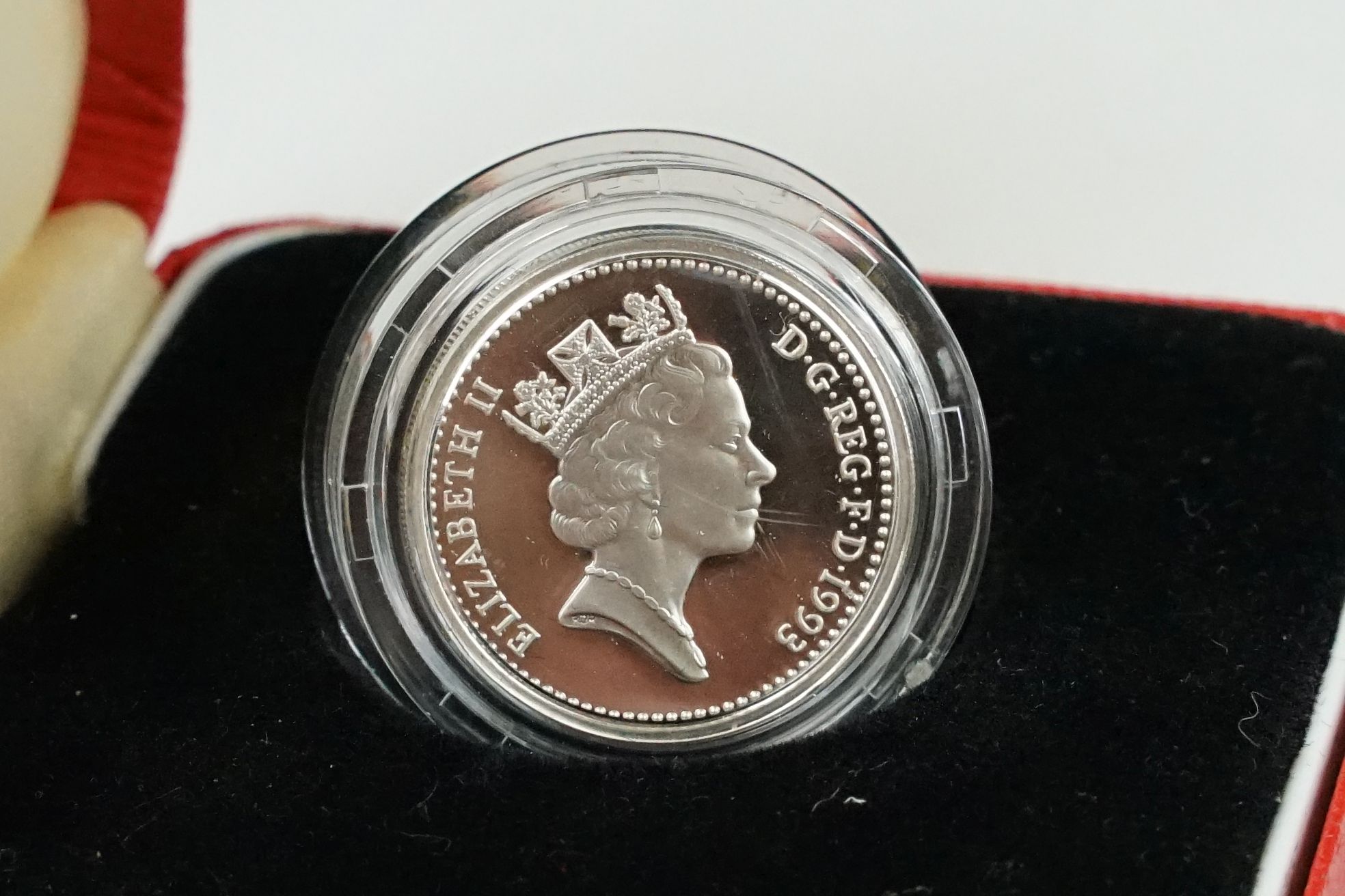 A collection of four Royal Mint silver proof £1 coins to include 2000, 1993, 1989 and 1999 examples, - Bild 10 aus 13