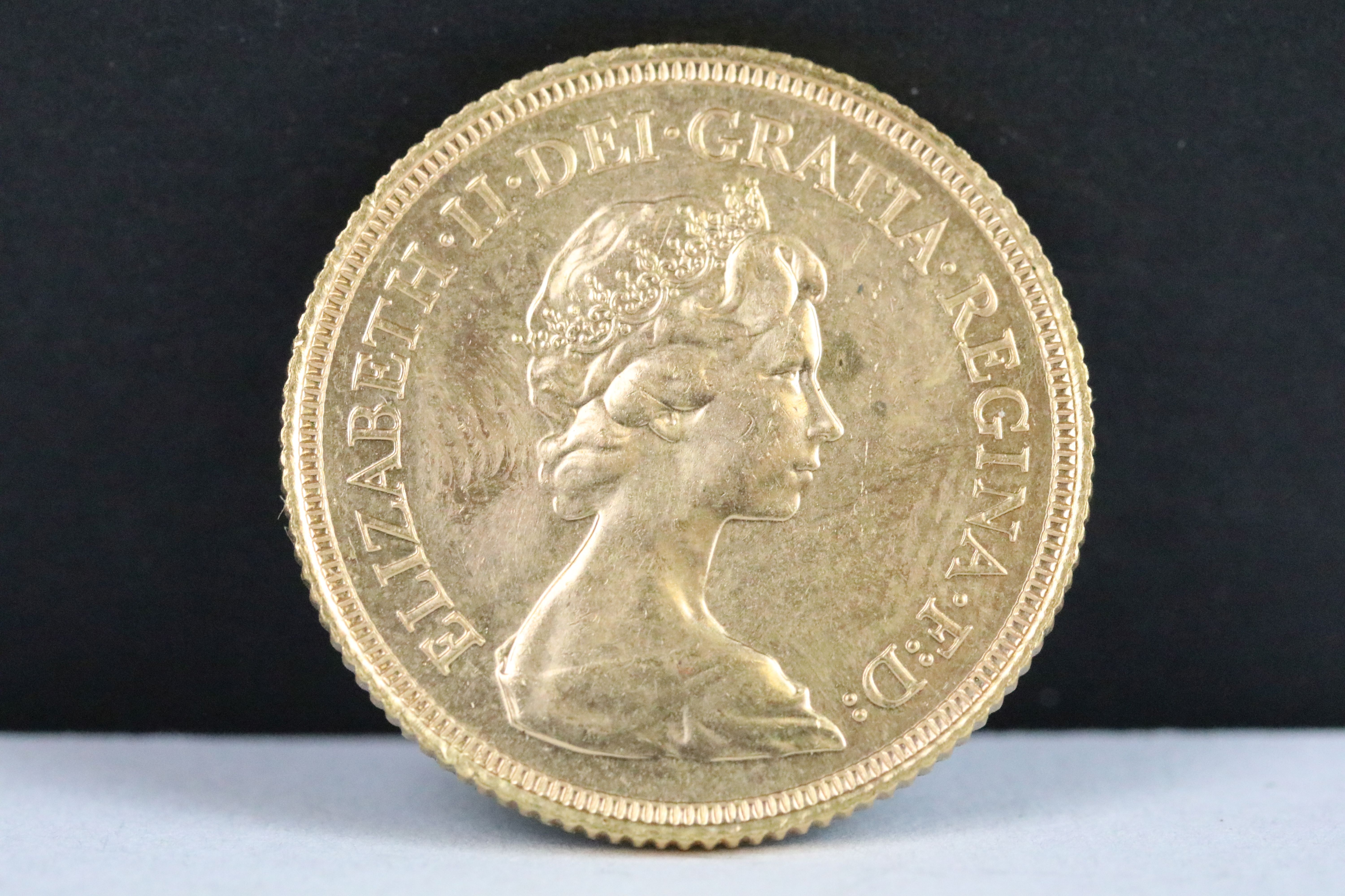 A British Queen Elizabeth II 1982 gold full sovereign coin. - Bild 2 aus 3